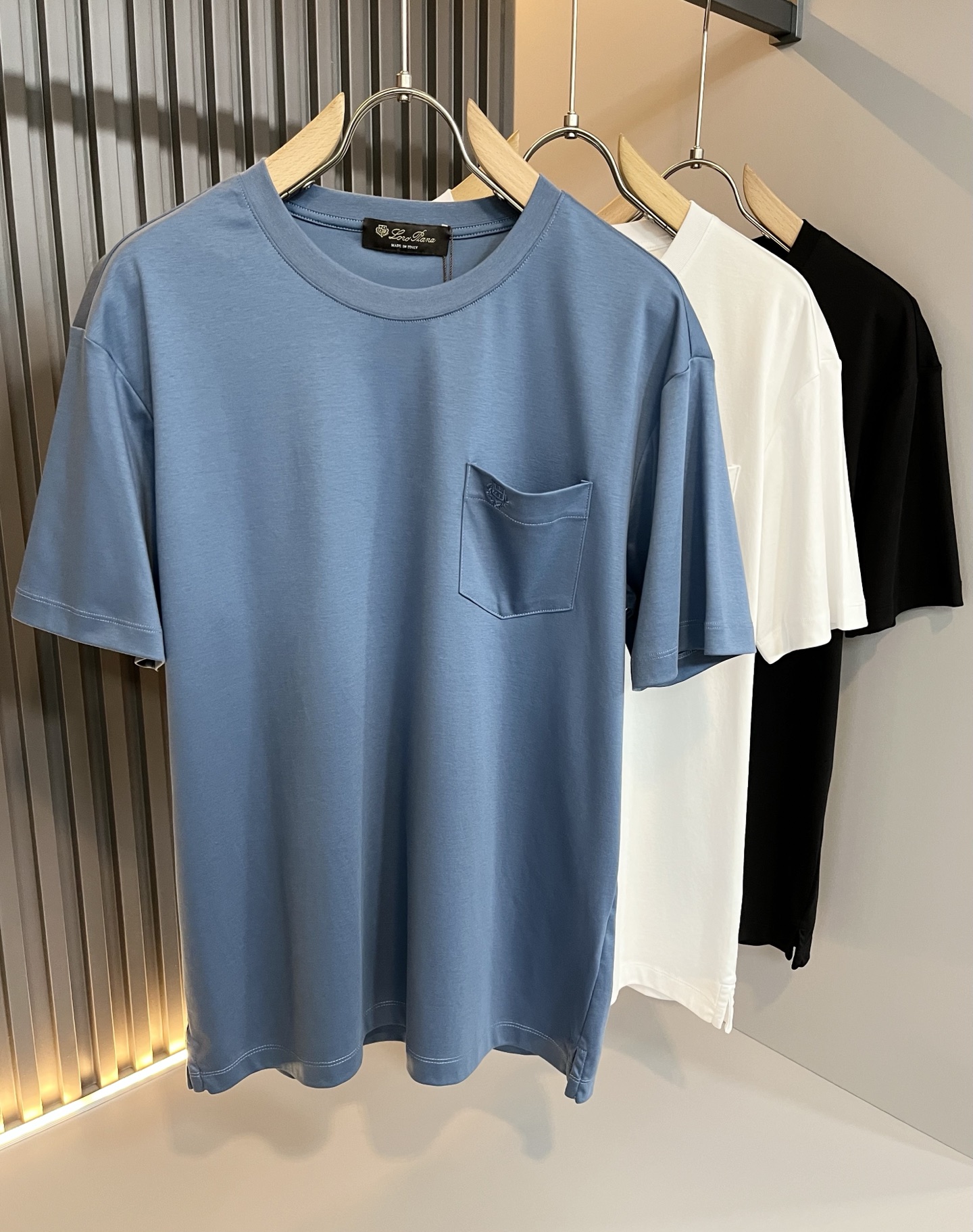 NO:155157,Loro Piana Nuoyou Pianya The latest trade order short-sleeved T-shirt for men in spring and summer, full quality!  !  The upper body is comfortable and breathable, not stiff, and the overall body has a rich three-dimensional feeling, quality export orders, and embroidery design of the body logo pattern!  Customized exclusive pure cotton fabric tailoring to meet the simple needs of commuters for dressing. The upper body is very effective, it looks slim and does not picky about the figure. The fabric workmanship is impeccable. Only good craftsmanship and good fabrics can make you feel good. It is a must-have item for everyone!  Size M-3XL, loro piana, T-shirt,tees, t-shirt,alexander wang19860909Loro Piana诺悠翩雅 春夏男士最新的贸易订单短袖T恤,全品相！！上身舒适透气,不僵硬,整体有着丰富的立体感,品质出口订单,衣身logo图案刺绣设计！定制专属纯棉面料剪裁,满足通勤人们对于着装的简约需求,上身效果很好,显瘦,不挑剔身材.面料做工....无可挑剔,好工艺好面料才能穿出好品味一款,人手必备单品！尺码M-3XL,,loro piana,T-shirt,tees，t-shirt,alexander wang,Men's clothing