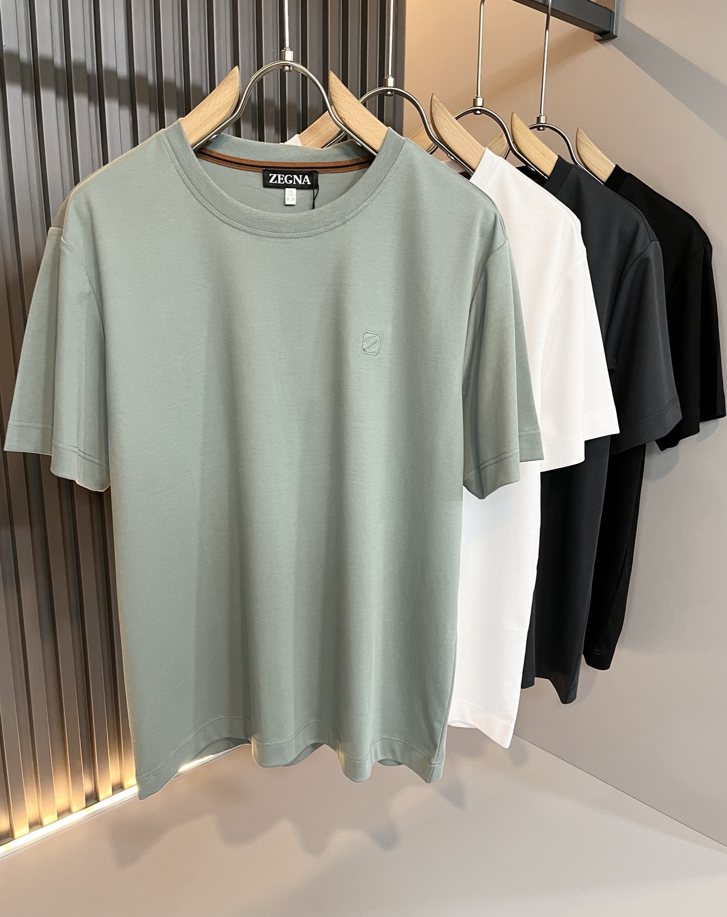 NO:155172,Ermenegildo Zeg*aJia Spring and summer new products for men's short-sleeved casual short-sleeved T-shirt, foreign trade company orders!  It is one of the classic exclusive fabrics of Zenia!  Boob embroidery logo design!  Customized original cotton fabric!  The texture is warm, the touch is soft and delicate, but the shape is straight and stylish!  Details, luxury, perfect interpretation of high-quality quality. Size M-3XL, zegna, T-shirt,tees, t-shirt,alexander wang19860909Ermenegildo Zeg*a杰*亚 春夏新品男士短袖休闲短袖T恤,外贸公司订单！是杰尼亚经典的专有织物之一！ 胸前刺绣logo设计！定制原版纯棉面料！质地保暖,触感又柔软细腻、但型态又笔挺有型！ 细节、奢华极致… 完美演绎高品质品相.尺码M-3XL,,zegna,T-shirt,tees，t-shirt,alexander wang,Men's clothing