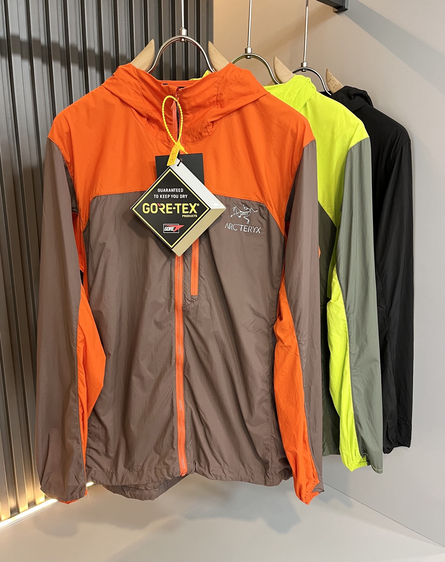 NO:155179,ARCTER*X Original Archaeological Bird, a new spring and summer style for men and women, sunscreen jackets, outdoor brands may be the first thing that comes to mind is Canadian goose and Archaeological Bird. It gives people a feeling of trying out the label!  In addition to being quite accomplished in style design, the most obvious or most expert should be to have deeper and unique insights and attainments in fabrics. Through continuous structural research and problem-solving, and characterized by unique research on fabrics, these alone are enough to support it to become the first new logo brand image in the clothing manufacturing industry. This model is made of quick-drying fabric!  Through precision, the hand feels smooth and soft, and both has natural beauty and comfort. The large body style is cut cleanly and cleanly, and the fabric shows a different hazy structural beauty. It is made of exclusive mold customization. The fabric and its technology test the workers, can be smooth and smooth without wrinkles!  Chest logo pattern glue-press design!  It really tests the handmade work of every master!  It makes the overall clean and neat, without leaving any thread. Now the neutrality that pursues life is more refined in life!  Size M-3XL, arc'teryx,jackets & coats,jackets & coats,alexander wang19860909ARCTER*X始*祖鸟 春夏新款男女同款防晒衣夹克外套,户外品牌可能大家第一想到的就是加拿大鹅、始祖鸟.给人一种标签试的感觉！除了在款式设计上颇有造诣之外,最明显或者说最为拿手的,应该就是在面料上的拥有更深独特见解跟造诣了.通过不断地结构研究和问题处理,在以面料独特研究为特征,仅凭这些就已经足以支撑其成为服装制造行业中,首屈可数的新标志品牌形象.此款采用速干面料材质！通过精工手感细滑柔软,同时兼具自然美感跟舒适度.大身上版型裁剪简洁干净,面料上显现出了不一样朦胧的结构性美感来.独家开模定制而成,面料及其考验工人的技术,能做到平整服帖又不起皱！胸前logo图案压胶设计！真的是很考验每位师傅的手工制作！使得整体干净利索,不留一丝线头.现在对于生活有所追求的中性也在生活中更为精致！尺码M-3XL,arc'teryx,jackets & coats,jackets & coats,alexander wang,Men's clothing