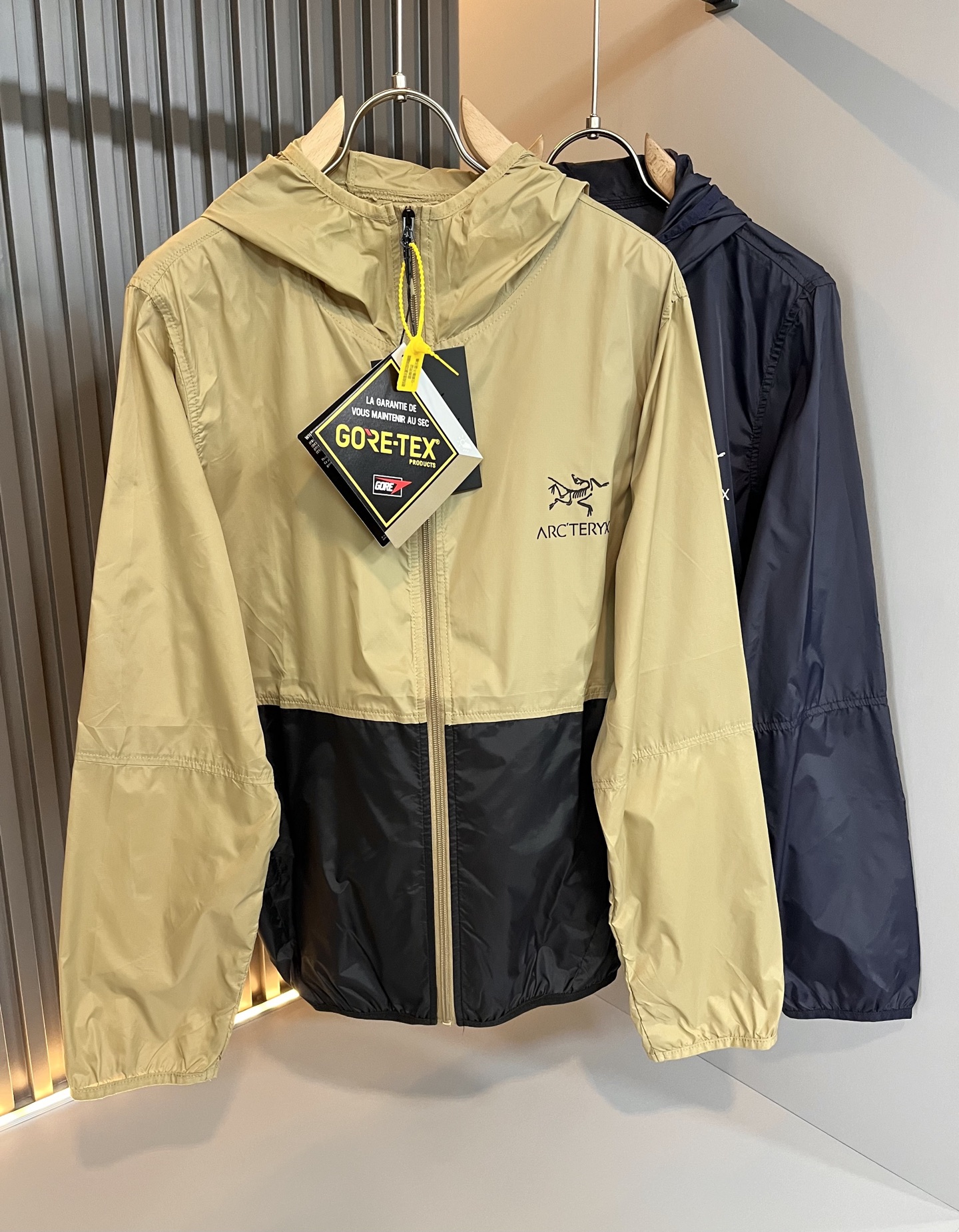 NO:155162,ARCTER*X Original Archaeological Bird, a new spring and summer style for men and women, sunscreen jackets, outdoor brands may be the first thing that comes to mind is Canadian goose and Archaeological Bird. It gives people a feeling of trying out the label!  In addition to being quite accomplished in style design, the most obvious or most expert should be to have deeper and unique insights and attainments in fabrics. Through continuous structural research and problem-solving, and characterized by unique research on fabrics, these alone are enough to support it to become the first new logo brand image in the clothing manufacturing industry. This model is made of quick-drying fabric!  Through precision, the hand feels smooth and soft, and both has natural beauty and comfort. The large body style is cut cleanly and cleanly, and the fabric shows a different hazy structural beauty. It is made of exclusive mold customization. The fabric and its technology test the workers, can be smooth and smooth without wrinkles!  Chest logo pattern glue-press design!  It really tests the handmade work of every master!  It makes the overall clean and neat, without leaving any thread. Now the neutrality that pursues life is more refined in life!  Size M-3XL, arc'teryx,jackets & coats,jackets & coats,alexander wang19860909ARCTER*X始*祖鸟 春夏新款男女同款防晒衣夹克外套,户外品牌可能大家第一想到的就是加拿大鹅、始祖鸟.给人一种标签试的感觉！除了在款式设计上颇有造诣之外,最明显或者说最为拿手的,应该就是在面料上的拥有更深独特见解跟造诣了.通过不断地结构研究和问题处理,在以面料独特研究为特征,仅凭这些就已经足以支撑其成为服装制造行业中,首屈可数的新标志品牌形象.此款采用速干面料材质！通过精工手感细滑柔软,同时兼具自然美感跟舒适度.大身上版型裁剪简洁干净,面料上显现出了不一样朦胧的结构性美感来.独家开模定制而成,面料及其考验工人的技术,能做到平整服帖又不起皱！胸前logo图案压胶设计！真的是很考验每位师傅的手工制作！使得整体干净利索,不留一丝线头.现在对于生活有所追求的中性也在生活中更为精致！尺码M-3XL,arc'teryx,jackets & coats,jackets & coats,alexander wang,Men's clothing