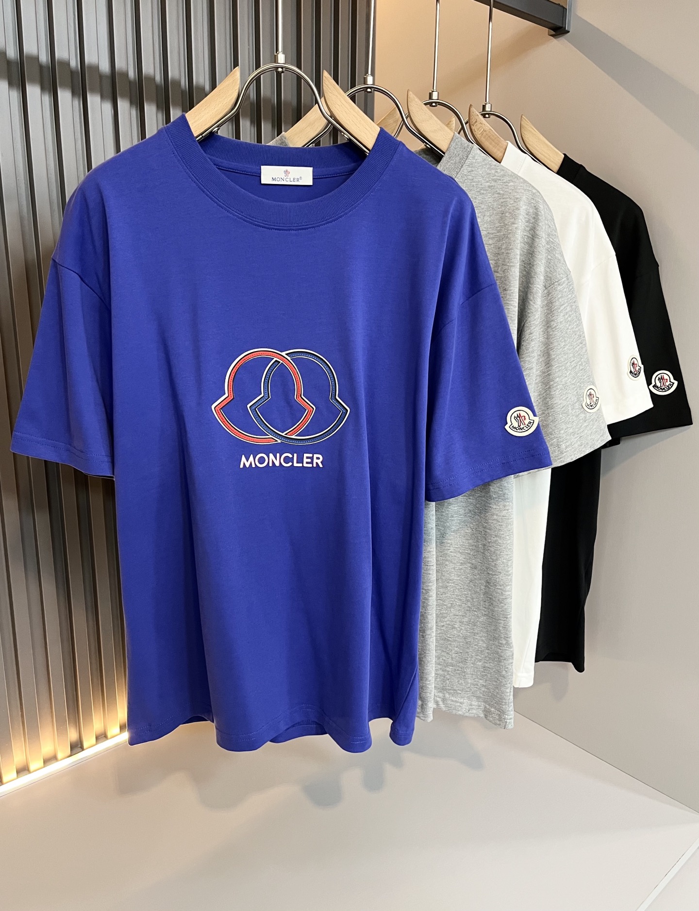 NO:152454,Moncler Mengjia 2025 Spring and Summer Latest Men and Women's Same Trade Order Short-sleeved T-shirt, Full Quality!  !  Internet celebrity style!  Designed with logo pattern leather!  The upper body is comfortable and breathable, not stiff, and the overall three-dimensional feeling is rich. Quality export orders, customized exclusive pure cotton fabric tailoring to meet the simple needs of commuters for dressing. The upper body is very effective, it looks slim and not picky about the figure. The fabric workmanship... Improper, only good craftsmanship can make you feel good and tasteful, a must-have item for everyone!  Size S-XL, christian louboutin, T-shirt,tees, t-shirt,alexander wang19860909Moncler蒙家 2025春夏最新男女同款贸易订单短袖T恤,全品相！！网红款！采用logo图案皮革设计！上身舒适透气,不僵硬,整体有着丰富的立体感,品质出口订单,定制专属纯棉面料剪裁,满足通勤人们对于着装的简约需求,上身效果很好,显瘦,不挑剔身材.面料做工....无可挑剔,好工艺好面料才能穿出好品味一款,人手必备单品！尺码S-XL,,christian louboutin,T-shirt,tees，t-shirt,alexander wang,Men's clothing