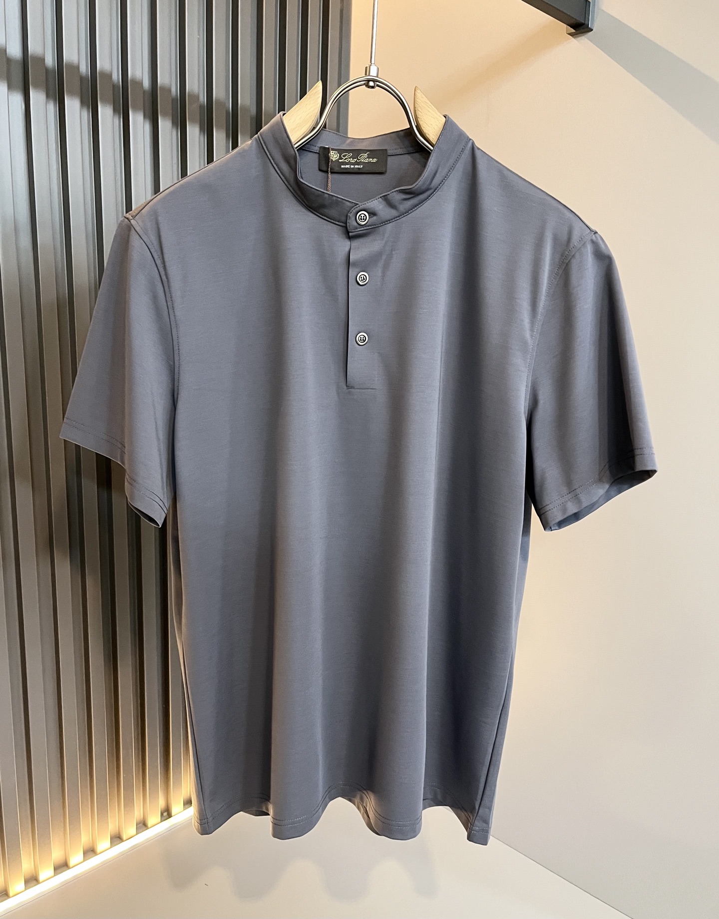 NO:152443,Loro Piana Noyou Pianya 2025 spring and summer new men's casual suit, a fashionable and versatile item that many celebrities love to wear!  Super good-looking. Friends who like classic and simple must not miss this one!  The calm and atmospheric brand style has always been favored by the upper class! It is also the best choice for fashionable items!  The upper body is so handsome, highly recommended!  !  !  In addition to its brand added value, the biggest attraction of this short sleeve is that this short sleeve has a high cost-effectiveness in terms of color and material!  Customized original exclusive fabric material design!  Environmentally friendly washing, customized fabrics, pre-shrinkage treatment to ensure a crisp style. The combed cotton fabric feels super soft and smooth and sweat-absorbing!  The wash water does not deform, the feel is comfortable and smooth, the upper body is soft and comfortable, the classic fashionable lapel design is simple and not complicated, and it is very pleasing to the eye!  Code number M-4XL, loro piana, T-shirt, alexander wang19860909Loro Piana诺悠翩雅 2025春夏新款男士休闲套装,众多明星都爱穿的时尚百搭单品！超级好看,喜欢经典简约的朋友,一定不能错过了这款！沉稳大气的品牌风格一直以来备受上层人士的青睐!也是时尚单品的不二之选！ 上身帅到爆了,强烈推荐！！！这件短袖最大的吸引力除了他本身的品牌附加值,更加肯定的是这款短袖无论在颜色搭配还是材质上都有很高的性价比！ 定制原版专属面料材质设计！环保水洗,定制面料,预缩处理,确保版型的挺括,精梳棉面料手感超柔顺滑又吸汗！洗水不变形,手感舒适顺滑,上身柔和舒适,经典的时尚翻领设计,精简不繁,很是耐看！码数M-4XL,,loro piana,T-shirt,alexander wang,Men's clothing