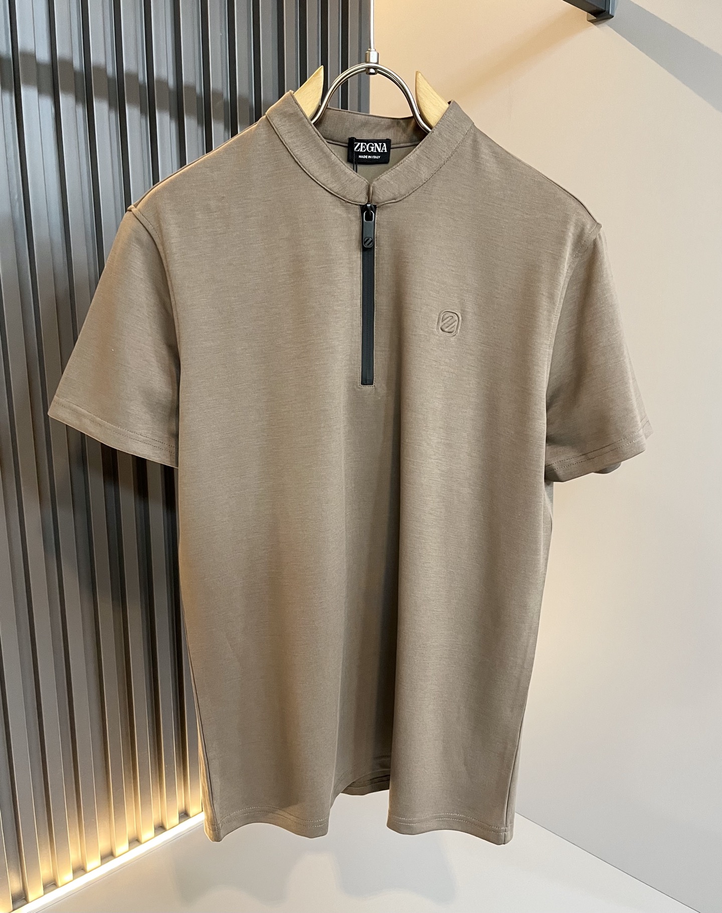 NO:152545,Ermenegildo Zeg*aJia 2025 Spring and Summer New Men's Set, Foreign Trade Company Order!  It is one of the classic exclusive fabrics of Zenia!  The texture is warm, the touch is soft and delicate, but the shape is straight and stylish!  Glue-pressing logo design for clothes!  Details, extreme luxury... Perfectly interpret high-quality quality. Size M-4XL, zegna, alexander wang19860909Ermenegildo Zeg*a杰*亚 2025春夏新品男士套装,外贸公司订单！是杰尼亚经典的专有织物之一！ 质地保暖,触感又柔软细腻、但型态又笔挺有型！ 衣身压胶logo设计！细节、奢华极致… 完美演绎高品质品相.尺码M-4XL,,zegna,alexander wang,Men's clothing