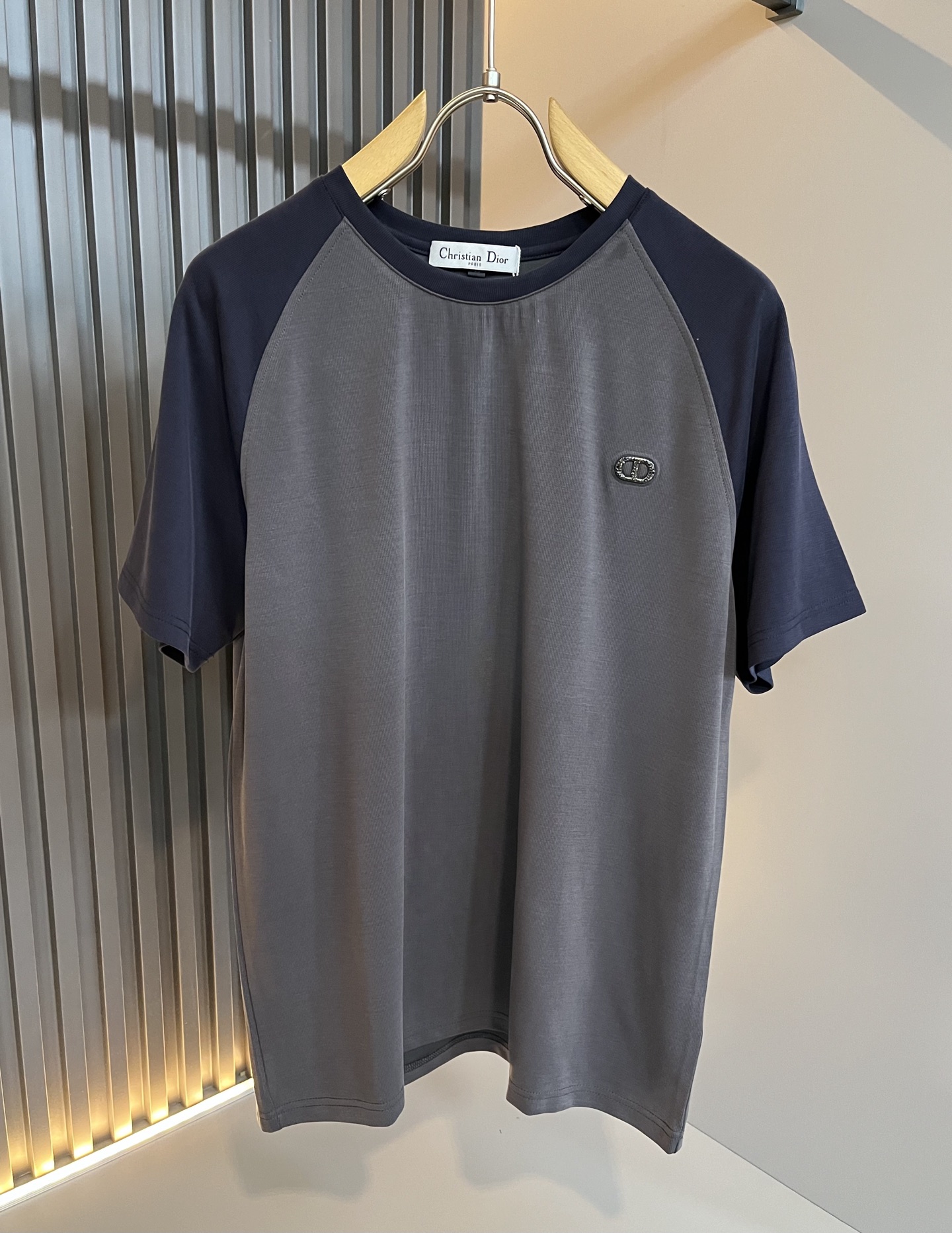 NO:152459,Dio*Di*Ao 2025 spring and summer new men and women's same casual suit, embroidered logo pattern design, fashionable sports and casual shorts!  The fabric is made of imported pure cotton!  Made of exclusive pure cotton fabric, the fabric feels solid, thick, soft and soft, and is very skin-friendly and comfortable to wear with close body. It is also extremely breathable and hygroscopic. It is the first choice for shorts in summer!  Manman brand logo products!  Integrate the avant-garde street atmosphere into this item, exuding a sense of vitality and youthful fashion!  Casual short pants cut out, easy to control for both men and women!  Recommended treasures that are hard to come by, don’t miss them if you like them!  Size M-4XL, dior, shorts, alexander wang19860909Dio*迪*奥 2025春夏新款男女同款休闲套装,衣身刺绣logo图案设计,时尚运动休闲短裤！面料采用进口纯棉棉材质！专属纯棉面料制作而成,面料手感瓷实温厚软糯,贴身穿着非常的亲肤舒适,并且透气性与吸湿性也极为优越,夏天里的短裤首选！满满品牌标志产品！将前卫的街头气息融入进这款单品之中,散发着满满的活力与青春时尚感！休闲的短款裤装版型裁剪,无论男女皆可轻松驾驭！可遇不可求的宝藏好物推荐,喜欢的千万不要错过！尺码M-4XL,,dior,shorts,alexander wang,Men's clothing