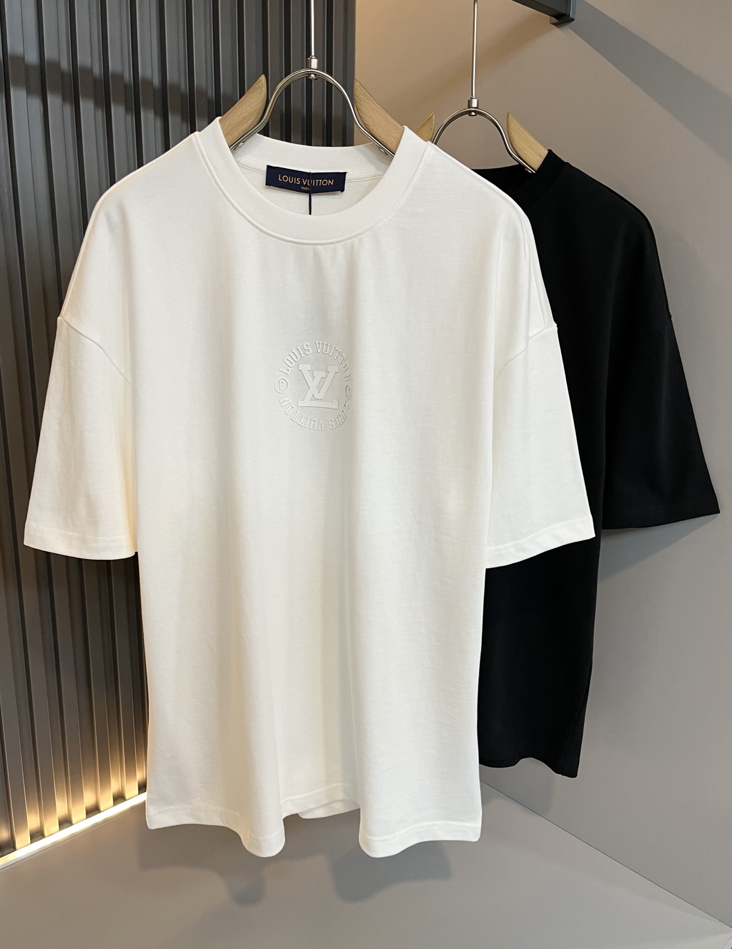 NO:152456,LouisVuitt*Louis*Deng The new series of spring and summer 2025 products are launched, a very fashionable and avant-garde short-sleeved T-shirt for men and women, with logo logo pattern offset printing modification!  Different from the past, it declares the design concept that has been passed down for many years in the brand!  Its eye-catchingness is no less than any classic style, perfectly presenting the fashionable, high-end and luxurious feeling in front of the world!  Made of imported 280 grams of cotton, selected high-quality pure cotton fabrics, soft and soft to the touch, the real thing is definitely beyond your imagination, close to the body and breathable, even if you sweat profusely, you will not feel greasy or stuffy, and will bring sweating and moisture absorption to the extreme!  Size S-2XL, louis vuitton,louis vuitton,t-shirt,tees,t-shirt,alexander wang19860909LouisVuitt*路易*登 2025春夏全新系列单品上线,非常时髦前卫的一款男女同款短袖T恤,标识logo图案压胶印花修饰！区别于以往的不同,宣示品牌传承多年的设计理念！其吸睛度完全不亚于任何经典款式,将时髦高级感与奢华感完美呈现在世人眼前！客供进口280克全棉材质制成,精选优质纯棉面料,触感软糯亲肤细腻,实物到手绝对超乎你的想象,贴身无比舒适透气,即便是汗流浃背也不会有腻身及闷热感可言,将排汗吸湿性发挥到了极致！尺码S-2XL,,louis vuitton,louis vuitton,T-shirt,tees，t-shirt,alexander wang,Men's clothing