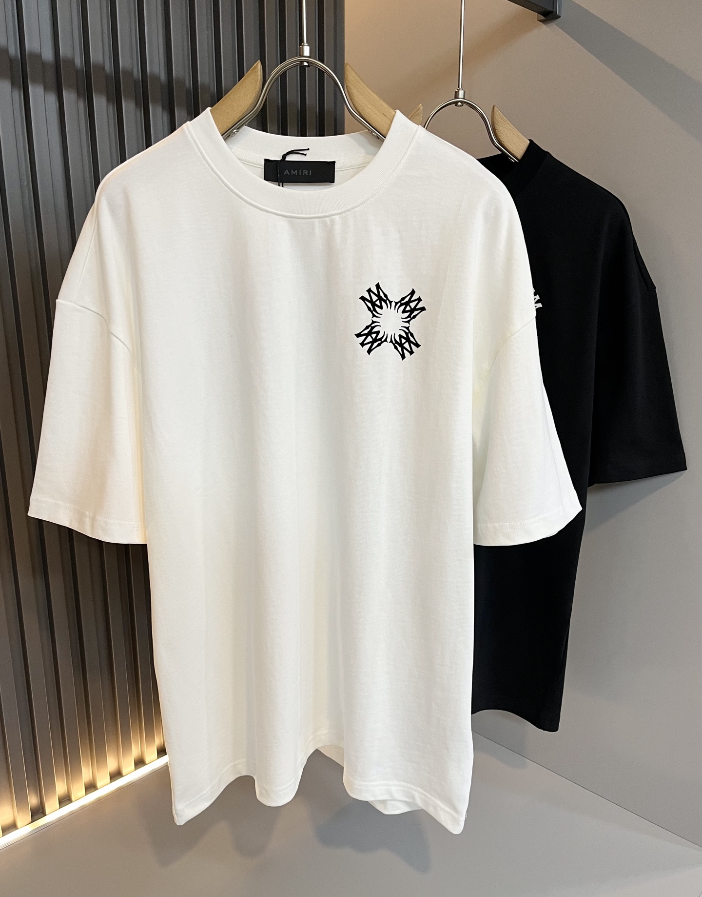 NO:152442,AMIRI 2025 spring and summer new short-sleeved T-shirt for men and women, the latest model is exclusively available on the entire network!  !  ~ It is classic and fashionable and versatile, who doesn’t like it? It will show the classic again. It is very pleasing to the eye and comes with a low luxury halo and recognition!  Pr*da's traditional brand concept and modern advanced technology are perfectly combined. Coupled with the extremely modern and modern minimalist design, exclusive printed letter logo design!  Customized 100% imported pure cotton fabric!  The texture of this model is quite touching, the specifications and grades are known with tentacles. The degree of delicateness and breathability are top-notch!  Size S-2XL, amiri, T-shirt, tees, t-shirt, alexander wang19860909AMIRI 2025春夏新款男女同款短袖T恤,最新款全网独家首上！！~既经典有时尚百搭,谁不爱啊,将经典再次展现,非常的耐看,自带低奢光环与辨识度！Pr*da传统的品牌理念和现代化的先进技术进行了完美结合.加上极其现代摩登风范的简约设计,专属印花字母logo设计！定制百分百进口纯棉面料！此款的质感相当感人 触手便知规格档次 细腻程度与透气效果堪称顶级！尺码S-2XL,,amiri,T-shirt,tees，t-shirt,alexander wang,Men's clothing