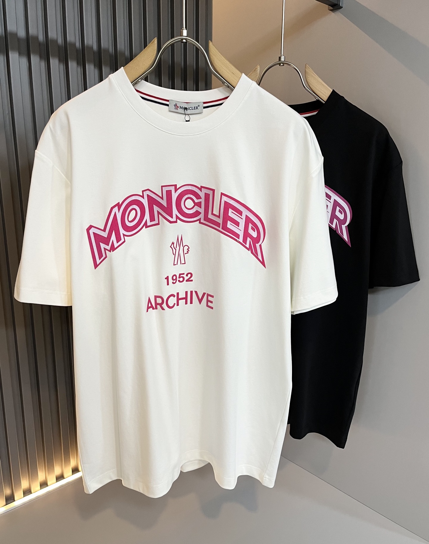 NO:152447,Moncler Mengjia 2025 Spring and Summer Latest Men and Women's Same Trade Order Short-sleeved T-shirt, Full Quality!  !  Internet celebrity style!  Use logo pattern to press glue design!  The upper body is comfortable and breathable, not stiff, and the overall three-dimensional feeling is rich. Quality export orders, customized exclusive pure cotton fabric tailoring to meet the simple needs of commuters for dressing. The upper body is very effective, it looks slim and not picky about the figure. The fabric workmanship... Improper, only good craftsmanship can make you feel good and tasteful, a must-have item for everyone!  Size M-3XL, christian louboutin, T-shirt,tees, t-shirt,alexander wang19860909Moncler蒙家 2025春夏最新男女同款贸易订单短袖T恤,全品相！！网红款！采用logo图案压胶设计！上身舒适透气,不僵硬,整体有着丰富的立体感,品质出口订单,定制专属纯棉面料剪裁,满足通勤人们对于着装的简约需求,上身效果很好,显瘦,不挑剔身材.面料做工....无可挑剔,好工艺好面料才能穿出好品味一款,人手必备单品！尺码M-3XL,,christian louboutin,T-shirt,tees，t-shirt,alexander wang,Men's clothing