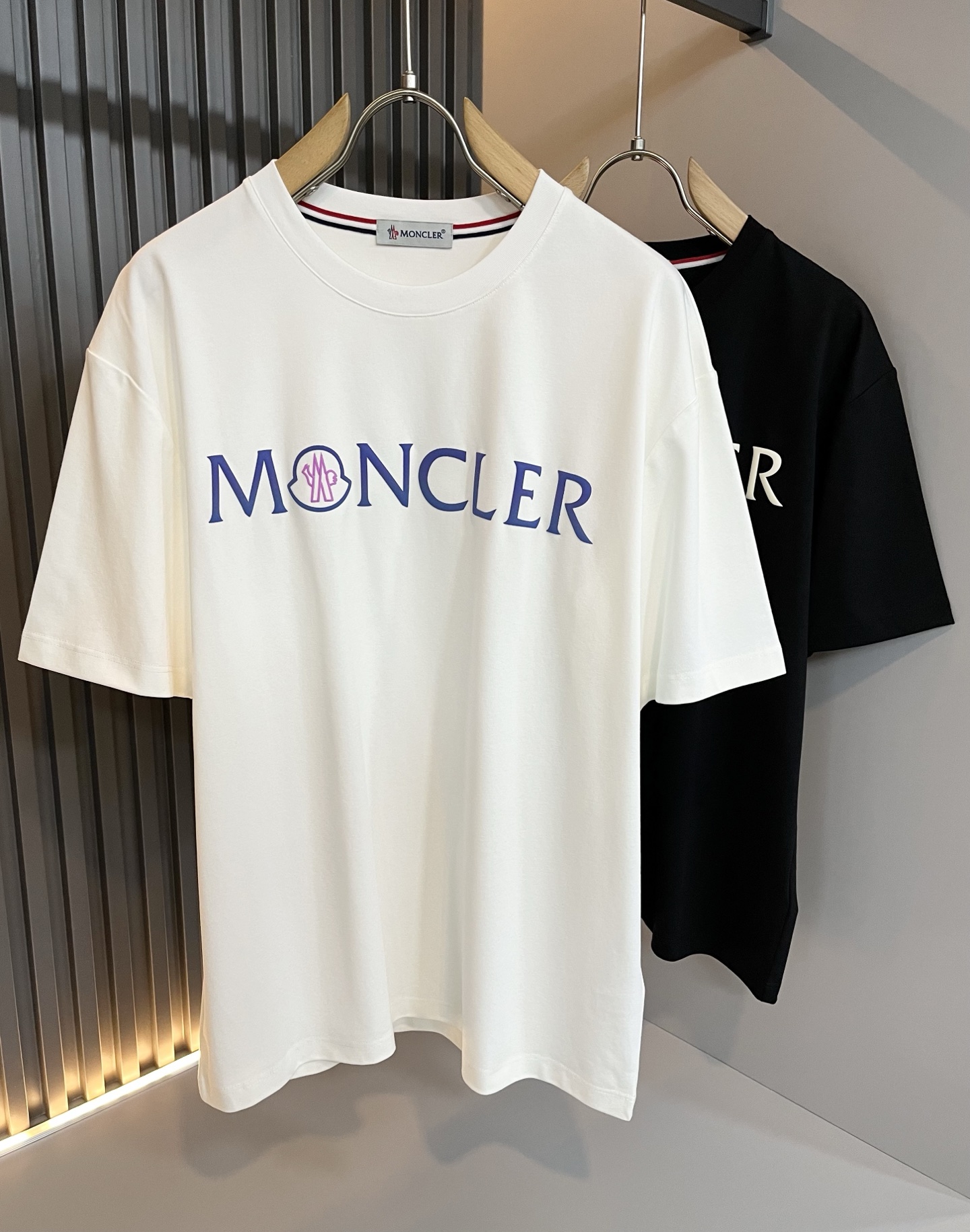 NO:152538,Moncler Mengjia 2025 Spring and Summer Latest Men and Women's Same Trade Order Short-sleeved T-shirt, Full Quality!  !  Internet celebrity style!  Use logo pattern to press glue design!  The upper body is comfortable and breathable, not stiff, and the overall three-dimensional feeling is rich. Quality export orders, customized exclusive pure cotton fabric tailoring to meet the simple needs of commuters for dressing. The upper body is very effective, slim and not picky about the figure. The fabric workmanship... Improper, only good craftsmanship can make you feel good and tasteful. A must-have item for everyone!  Size M-3XL, christian louboutin, T-shirt,tees, t-shirt,alexander wang19860909Moncler蒙家 2025春夏最新男女同款贸易订单短袖T恤,全品相！！网红款！采用logo图案压胶设计！上身舒适透气,不僵硬,整体有着丰富的立体感,品质出口订单,定制专属纯棉面料剪裁,满足通勤人们对于着装的简约需求,上身效果很好,显瘦,不挑剔身材.面料做工....无可挑剔,好工艺好面料才能穿出好品味一款,人手必备单品！尺码M-3XL,,christian louboutin,T-shirt,tees，t-shirt,alexander wang,Men's clothing