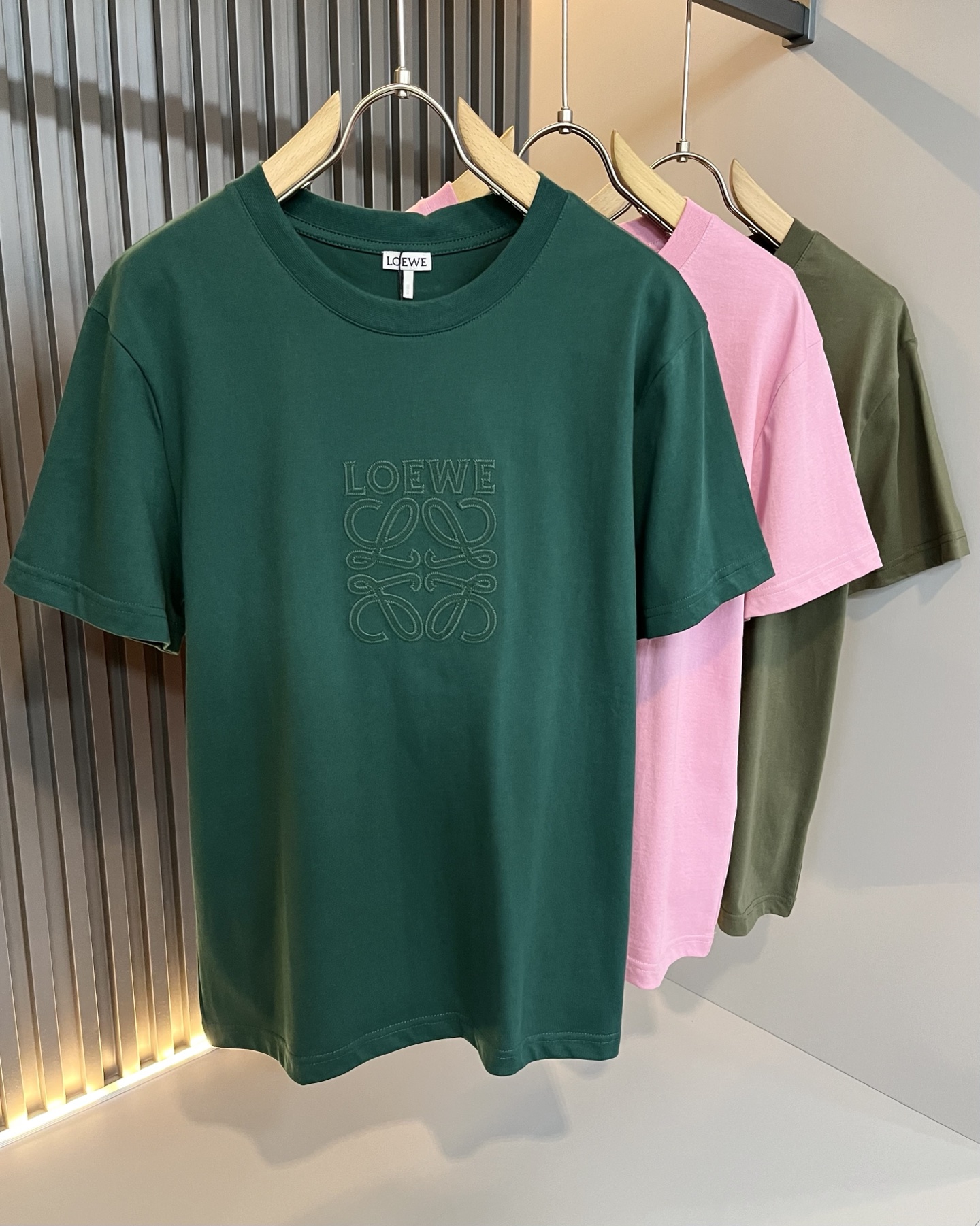 NO:152451,LOE*WE Luo*We 2025 spring and summer new short-sleeved T-shirt for men and women, original Italian order channel, very personalized and high-end style, logo logo pattern embroidery craft design!  Couple pure cotton short-sleeved T-shirt!  !  The latest fashion trends and popular products are here, and it is another simple and high-end fashion item. It is a fashion product with very high-end outfit charm. It is a must-have item for fashion trends!  Original Italian manufacturer channels, special-level orders, and released at the same time as Hong Kong, Macao and Taiwan buyers. This model is also the latest popular product of Luo Yiweijia this year and the most classic product. Its specifications and grades are beyond doubt!  !  The choice is very diverse, and it can be said that this model naturally has a fresh and natural feeling, showing the brand charm and high-end feeling. The texture of this model is very good, and the heavy weight and brilliant skin-friendliness that can be seen with hands are even better, and it is a complete enjoyment of wearing!  !  Size: M-3XL, loewe, loewe, T-shirt,tees, t-shirt,alexander wang19860909LOE*WE罗*威 2025春夏新款男女同款短袖T恤,意大利原厂订单渠道,极具个性高级风,标志logo图案刺绣工艺设计！情侣款纯棉短袖T恤！！最新时尚潮流人气产物驾到,又是一款简约高级的时尚单品,穿搭魅力十分高级不俗的时尚产物 ,时尚潮流必备单品！意大利原厂渠道,特供级别订单,同步港澳台买手店发布,此款也是罗意威家今年的最新人气产物,也是最经典的产物,其规格跟档次更是毋庸置疑！！ 选择极具多样化,言而喻此款自然具备那种清新自然的感觉,彰显品牌魅力与高级感,此款的质感十分的到位,用手可以感知的重磅跟出彩亲肤程度更是上佳,十足的穿着享受！！尺码: M-3XL,,loewe,loewe,T-shirt,tees，t-shirt,alexander wang,Men's clothing