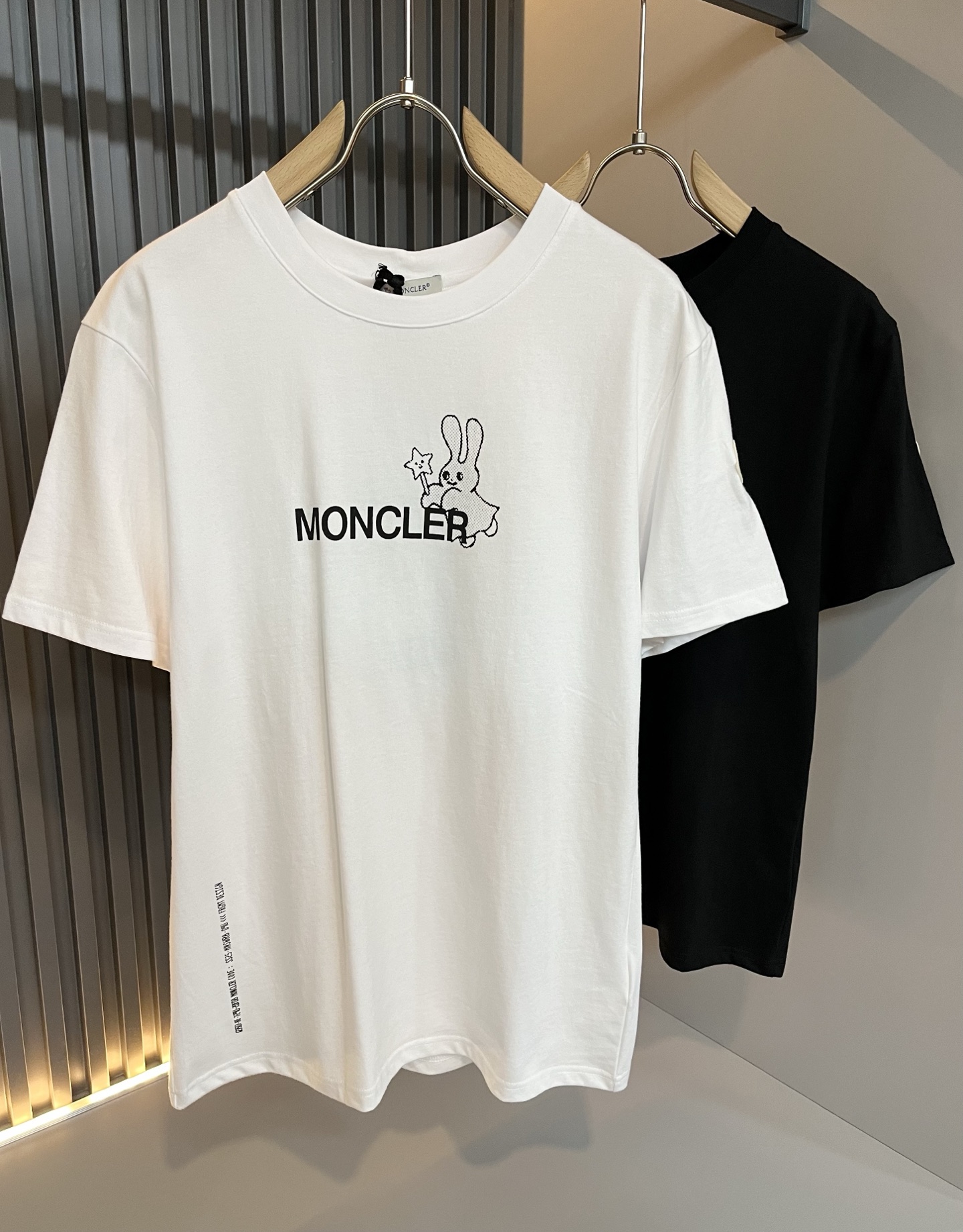 NO:152542,Moncler Mengjia 2025 Spring and Summer Latest Men and Women's Same Trade Order Short-sleeved T-shirt, Full Quality!  !  Internet celebrity style!  Designed with logo pattern!  The upper body is comfortable and breathable, not stiff, and the overall three-dimensional feeling is rich. Quality export orders, customized exclusive pure cotton fabric tailoring to meet the simple needs of commuters for dressing. The upper body is very effective, it looks slim and not picky about the figure. The fabric workmanship... Improper, only good craftsmanship can make you feel good and tasteful, a must-have item for everyone!  Size M-3XL, christian louboutin, T-shirt,tees, t-shirt,alexander wang19860909Moncler蒙家 2025春夏最新男女同款贸易订单短袖T恤,全品相！！网红款！采用logo图案印花设计！上身舒适透气,不僵硬,整体有着丰富的立体感,品质出口订单,定制专属纯棉面料剪裁,满足通勤人们对于着装的简约需求,上身效果很好,显瘦,不挑剔身材.面料做工....无可挑剔,好工艺好面料才能穿出好品味一款,人手必备单品！尺码M-3XL,,christian louboutin,T-shirt,tees，t-shirt,alexander wang,Men's clothing