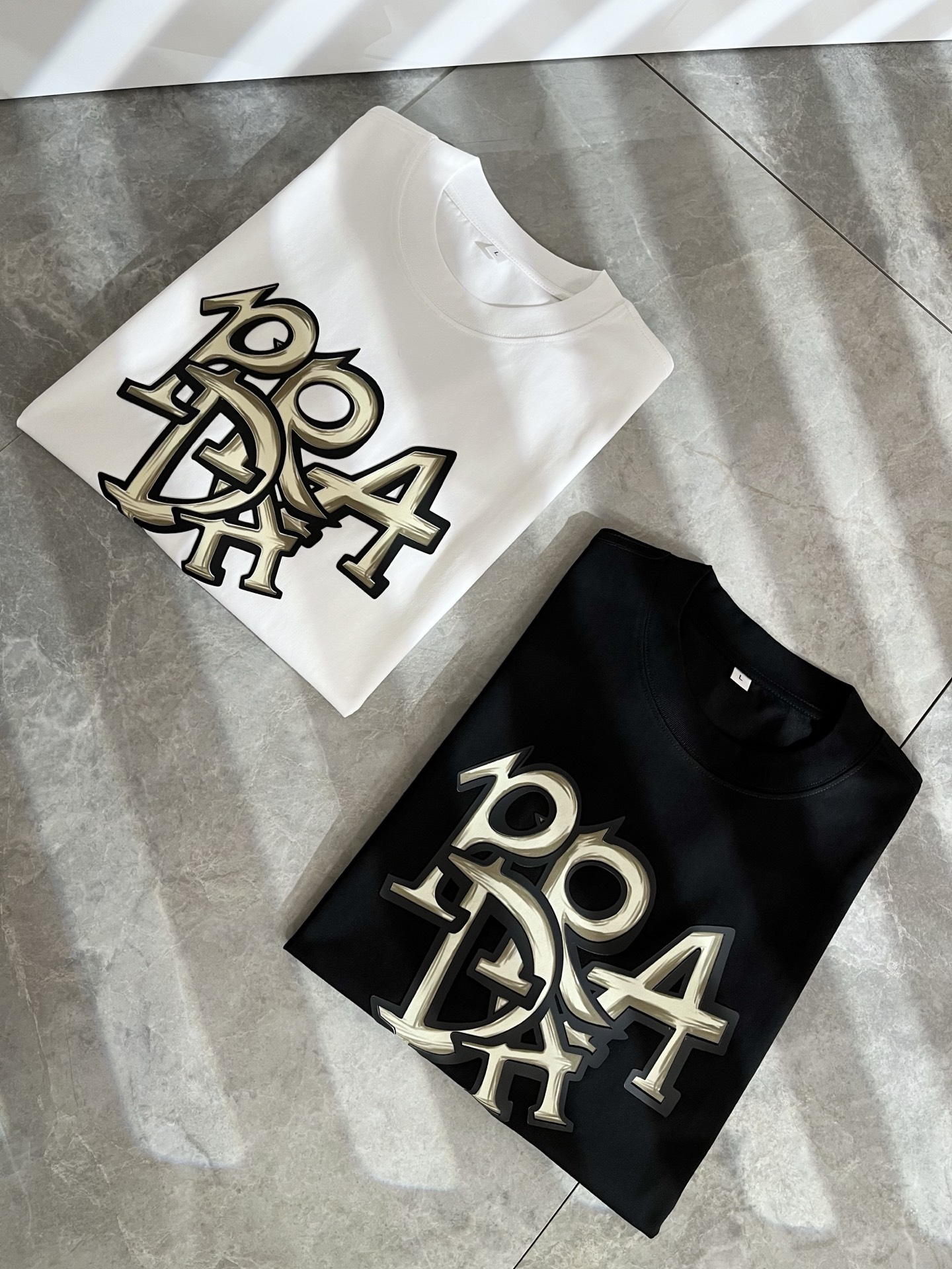 NO:507613,PRAD*A Pu*da 2025 spring and summer new short-sleeved T-shirt for men and women, the latest model is exclusively available on the entire network!  !  ~ It is classic and fashionable and versatile, who doesn’t like it? It will show the classic again. It is very pleasing to the eye and comes with a low luxury halo and recognition!  Pr*da's traditional brand concept and modern advanced technology are perfectly combined. Coupled with the extremely modern and simple design, P's exclusive logo pattern glue pressing design!  Customized 100% imported pure cotton fabric!  The texture of this model is quite touching, the specifications and grades are known with tentacles. The degree of delicateness and breathability are top-notch!  Size M-4XL, prada, T-shirt,tees, t-shirt,alexander wang19860909PRAD*A普*达2025春夏新款男女同款短袖T恤,最新款全网独家首上！！~既经典有时尚百搭,谁不爱啊,将经典再次展现,非常的耐看,自带低奢光环与辨识度！Pr*da传统的品牌理念和现代化的先进技术进行了完美结合.加上极其现代摩登风范的简约设计,p家专属logo图案压胶设计！定制百分百进口纯棉面料！此款的质感相当感人 触手便知规格档次 细腻程度与透气效果堪称顶级！尺码M-4XL,,prada,T-shirt,tees，t-shirt,alexander wang,Men's clothing