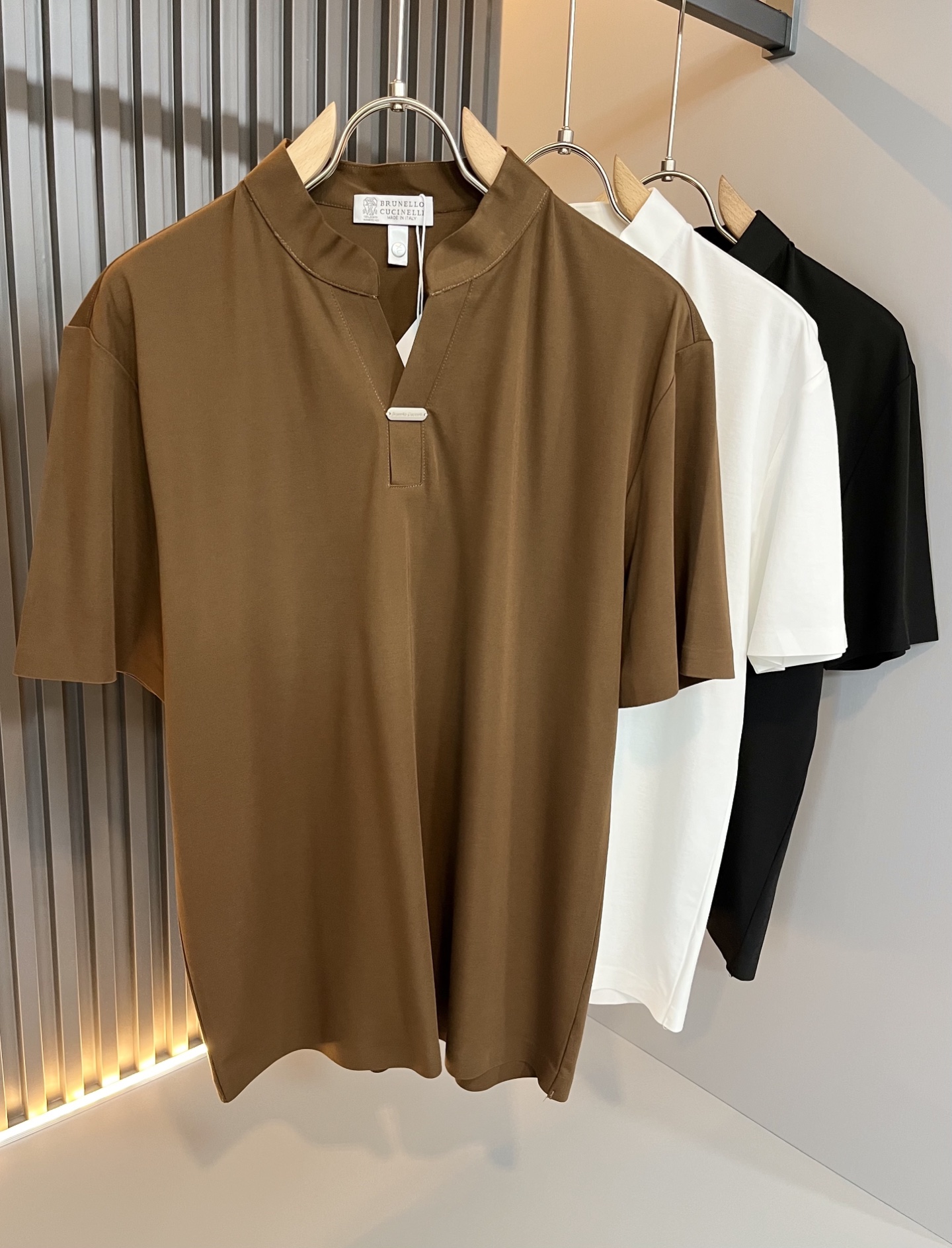 NO:152433,BC-Brunello Cucineli 2025 spring and summer new men's shirt, a fashionable and versatile item that many celebrities love to wear!  Friends who like classic and simple must not miss this one!  The calm and atmospheric brand style has always been favored by the upper class! It is also the best choice for fashionable items!  The upper body is so handsome, highly recommended!  !  !  In addition to its own brand added value, the biggest attraction of this shirt is that this shirt has a high cost-effectiveness in terms of color matching and material!  Customized original exclusive cotton material design!  Environmentally friendly washing, customized fabric, pre-shrinkage treatment to ensure a crisp style, the fabric feels super soft and smooth and sweat-absorbing!  Good elasticity, no deformation in washing water, comfortable and smooth feel, soft and comfortable upper body, classic fashionable lapel design, simple and not complicated, very pleasing to the eye!  Code number M-4XL, brunello cucinelli, alexander wang19860909BC-Brunello Cucineli 2025春夏新款男士衬衣,众多明星都爱穿的时尚百搭单品！喜欢经典简约的朋友,一定不能错过了这款！沉稳大气的品牌风格一直以来备受上层人士的青睐!也是时尚单品的不二之选！ 上身帅到爆了,强烈推荐！！！这件衬衣最大的吸引力除了他本身的品牌附加值,更加肯定的是这款衬衣无论在颜色搭配还是材质上都有很高的性价比！ 定制原版专属棉材质设计！环保水洗,定制面料,预缩处理,确保版型的挺括,面料手感超柔顺滑又吸汗！弹性好,洗水不变形,手感舒适顺滑,上身柔和舒适,经典的时尚翻领设计,精简不繁,很是耐看！码数M-4XL,,brunello cucinelli,alexander wang,Men's clothing