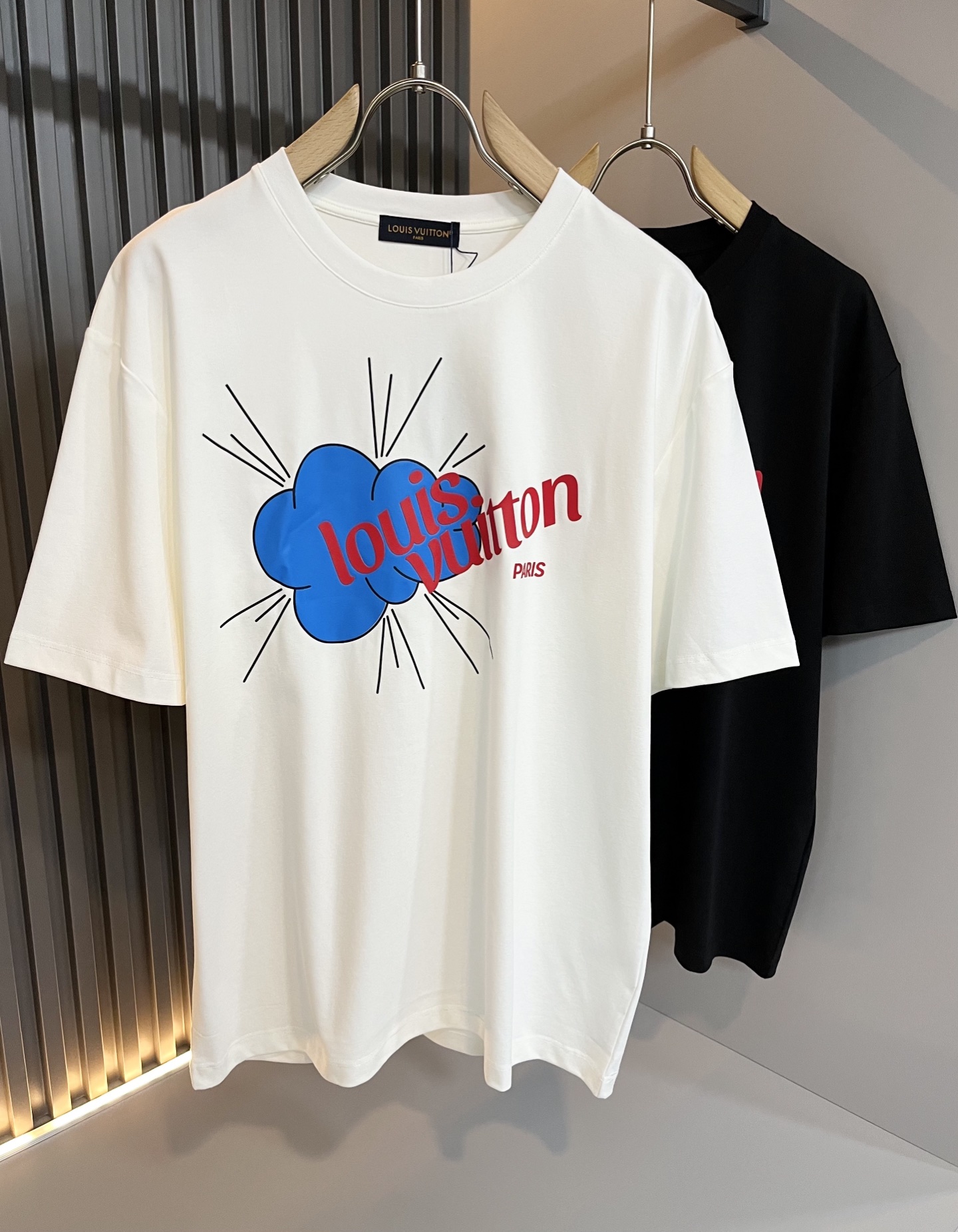 NO:155143,LouisVuitt*Louis*Deng The new spring and summer series of items are launched, a very fashionable and avant-garde short-sleeved T-shirt for men and women, with logo logo pattern glue-touching!  Different from the past, it declares the design concept that has been passed down for many years in the brand!  Its eye-catchingness is no less than any classic style, perfectly presenting the fashionable, high-end and luxurious feeling in front of the world!  Made of imported 280 grams of cotton, selected high-quality pure cotton fabrics, soft and soft to the touch, the real thing is definitely beyond your imagination, close to the body and breathable, even if you sweat profusely, you will not feel greasy or stuffy, and will bring sweating and moisture absorption to the extreme!  Size M-3XL, louis vuitton,louis vuitton,t-shirt,tees,t-shirt,alexander wang19860909LouisVuitt*路易*登 春夏全新系列单品上线,非常时髦前卫的一款男女同款短袖T恤,标识logo图案压胶修饰！区别于以往的不同,宣示品牌传承多年的设计理念！其吸睛度完全不亚于任何经典款式,将时髦高级感与奢华感完美呈现在世人眼前！客供进口280克全棉材质制成,精选优质纯棉面料,触感软糯亲肤细腻,实物到手绝对超乎你的想象,贴身无比舒适透气,即便是汗流浃背也不会有腻身及闷热感可言,将排汗吸湿性发挥到了极致！尺码M-3XL,,louis vuitton,louis vuitton,T-shirt,tees，t-shirt,alexander wang,Men's clothing