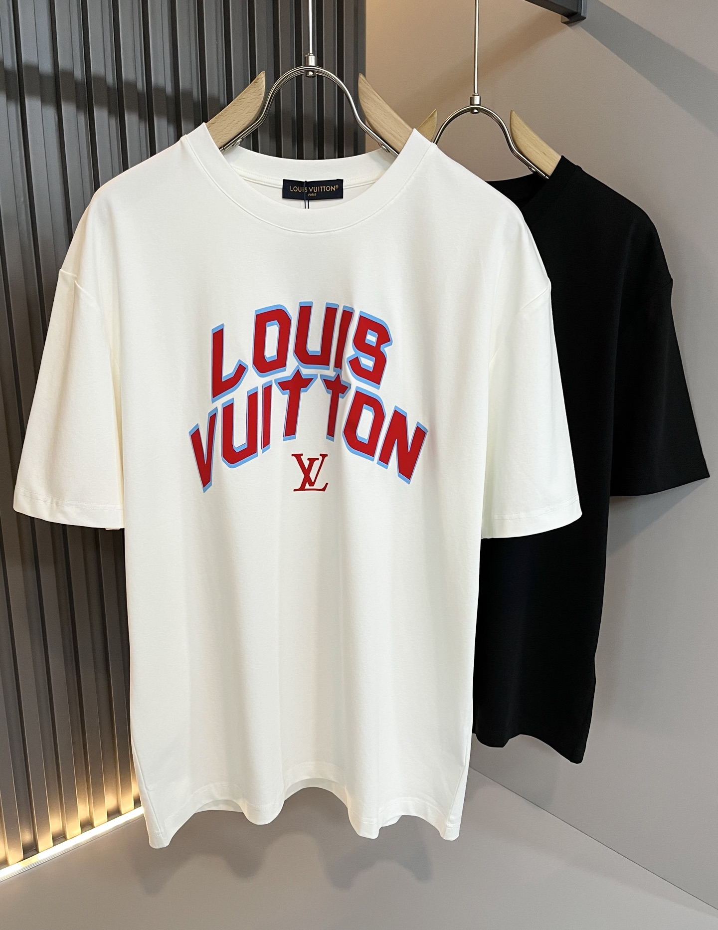 NO:155177,LouisVuitt*Louis*Deng The new spring and summer series of items are launched, a very fashionable and avant-garde short-sleeved T-shirt for men and women, with logo logo pattern glue-touching!  Different from the past, it declares the design concept that has been passed down for many years in the brand!  Its eye-catchingness is no less than any classic style, perfectly presenting the fashionable, high-end and luxurious feeling in front of the world!  Made of imported 280 grams of cotton, selected high-quality pure cotton fabrics, soft and soft to the touch, the real thing is definitely beyond your imagination, close to the body and breathable, even if you sweat profusely, you will not feel greasy or stuffy, and will bring sweating and moisture absorption to the extreme!  Size M-3XL, louis vuitton,louis vuitton,t-shirt,tees,t-shirt,alexander wang19860909LouisVuitt*路易*登 春夏全新系列单品上线,非常时髦前卫的一款男女同款短袖T恤,标识logo图案压胶修饰！区别于以往的不同,宣示品牌传承多年的设计理念！其吸睛度完全不亚于任何经典款式,将时髦高级感与奢华感完美呈现在世人眼前！客供进口280克全棉材质制成,精选优质纯棉面料,触感软糯亲肤细腻,实物到手绝对超乎你的想象,贴身无比舒适透气,即便是汗流浃背也不会有腻身及闷热感可言,将排汗吸湿性发挥到了极致！尺码M-3XL,,louis vuitton,louis vuitton,T-shirt,tees，t-shirt,alexander wang,Men's clothing