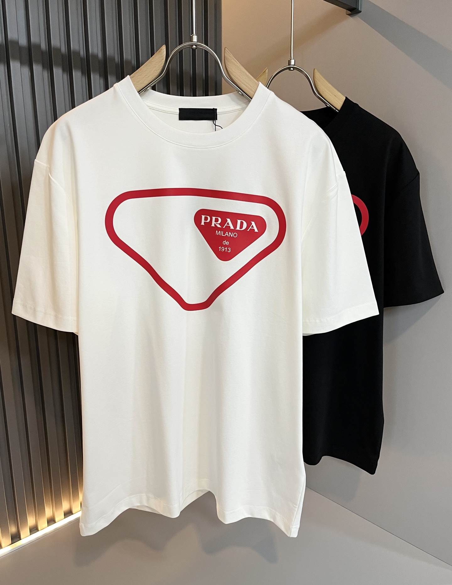 NO:155152,PRAD*A Pu*da spring and summer new short-sleeved T-shirt for men and women, the latest model is exclusively available on the entire network!  !  ~ It is classic and fashionable and versatile, who doesn’t like it? It will show the classic again. It is very pleasing to the eye and comes with a low luxury halo and recognition!  Pr*da's traditional brand concept and modern advanced technology are perfectly combined. Coupled with the extremely modern and simple design, P's exclusive logo pattern glue pressing design!  Customized 100% imported pure cotton fabric!  The texture of this model is quite touching, the specifications and grades are known with tentacles. The degree of delicateness and breathability are top-notch!  Size M-3XL, prada, T-shirt,tees, t-shirt,alexander wang19860909PRAD*A普*达春夏新款男女同款短袖T恤,最新款全网独家首上！！~既经典有时尚百搭,谁不爱啊,将经典再次展现,非常的耐看,自带低奢光环与辨识度！Pr*da传统的品牌理念和现代化的先进技术进行了完美结合.加上极其现代摩登风范的简约设计,p家专属logo图案压胶设计！定制百分百进口纯棉面料！此款的质感相当感人 触手便知规格档次 细腻程度与透气效果堪称顶级！尺码M-3XL,,prada,T-shirt,tees，t-shirt,alexander wang,Men's clothing