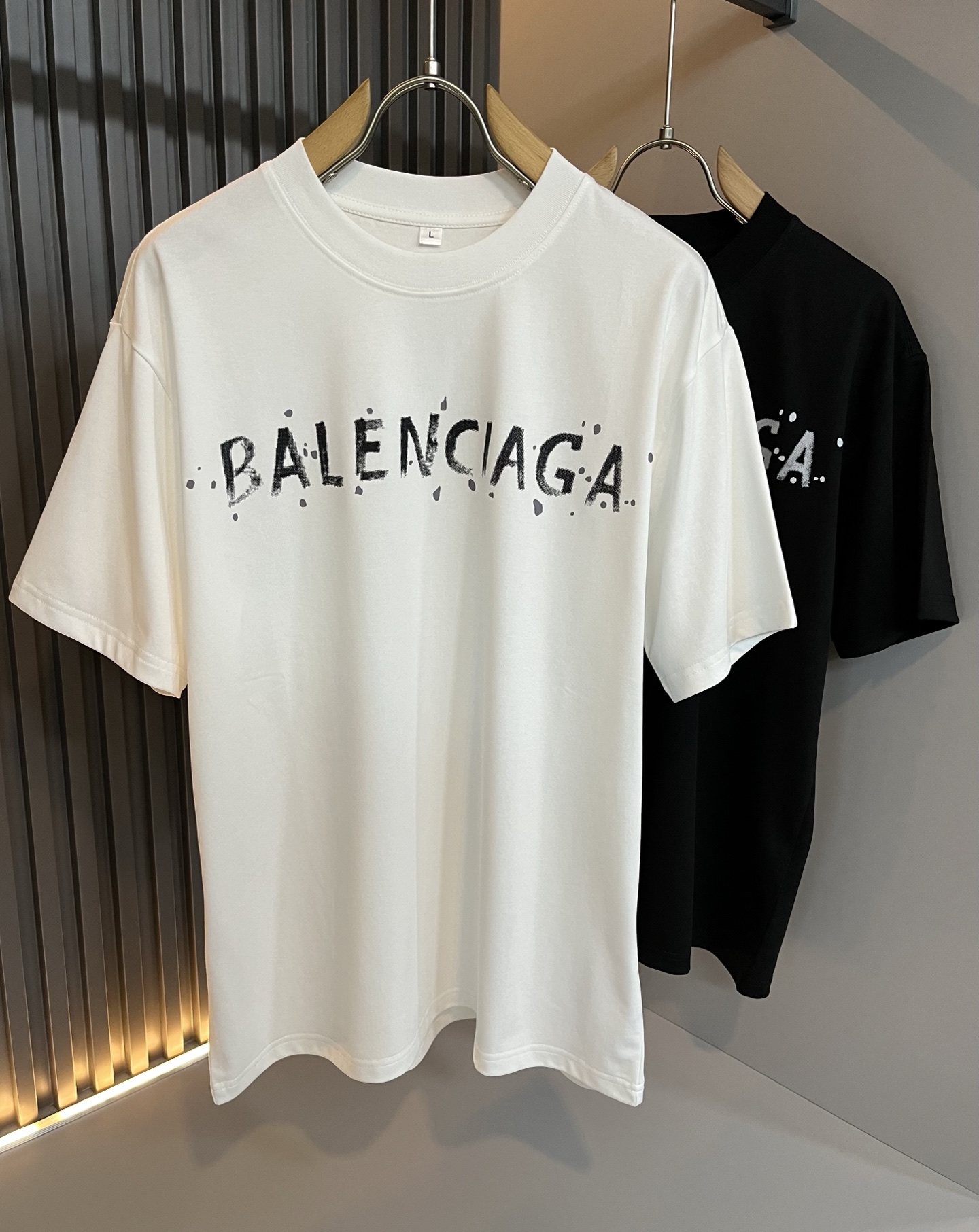 NO:155175,BALENCI*GA Paris* Home Spring and summer new short-sleeved T-shirt for men and women!  Fashionable casual short-sleeved T-shirt with catwalk pattern prints!  Design logo glue pressing design!  The most designed and selected customer-supplied 260g pure cotton fabric, which feels soft and skin-friendly, is comfortable and breathable, and you can’t picky about the real thing!  Loose, small, shoulder-dead round neck cut, genderless couple mixed styles, opening up a new fashion charm!  Differentiate the market version of the high-end custom series!  Size M-4XL, balenciaga, T-shirt,tees, t-shirt,alexander wang19860909BALENCI*GA巴黎*家 春夏新款男女同款短袖T恤！走秀图案印花时尚休闲短袖T恤衫！设计logo压胶设计！极具设计精选客供260g纯棉面料,手感柔软亲肤,着身舒适透气性都无法挑剔,实物绝对会让你爱不释手！宽松小落肩的圆领版型裁剪,无性别主义的情侣混穿款式,打开全新的时装新韵味！区别市场版本高定系列！尺码M-4XL,,balenciaga,T-shirt,tees，t-shirt,alexander wang,Men's clothing