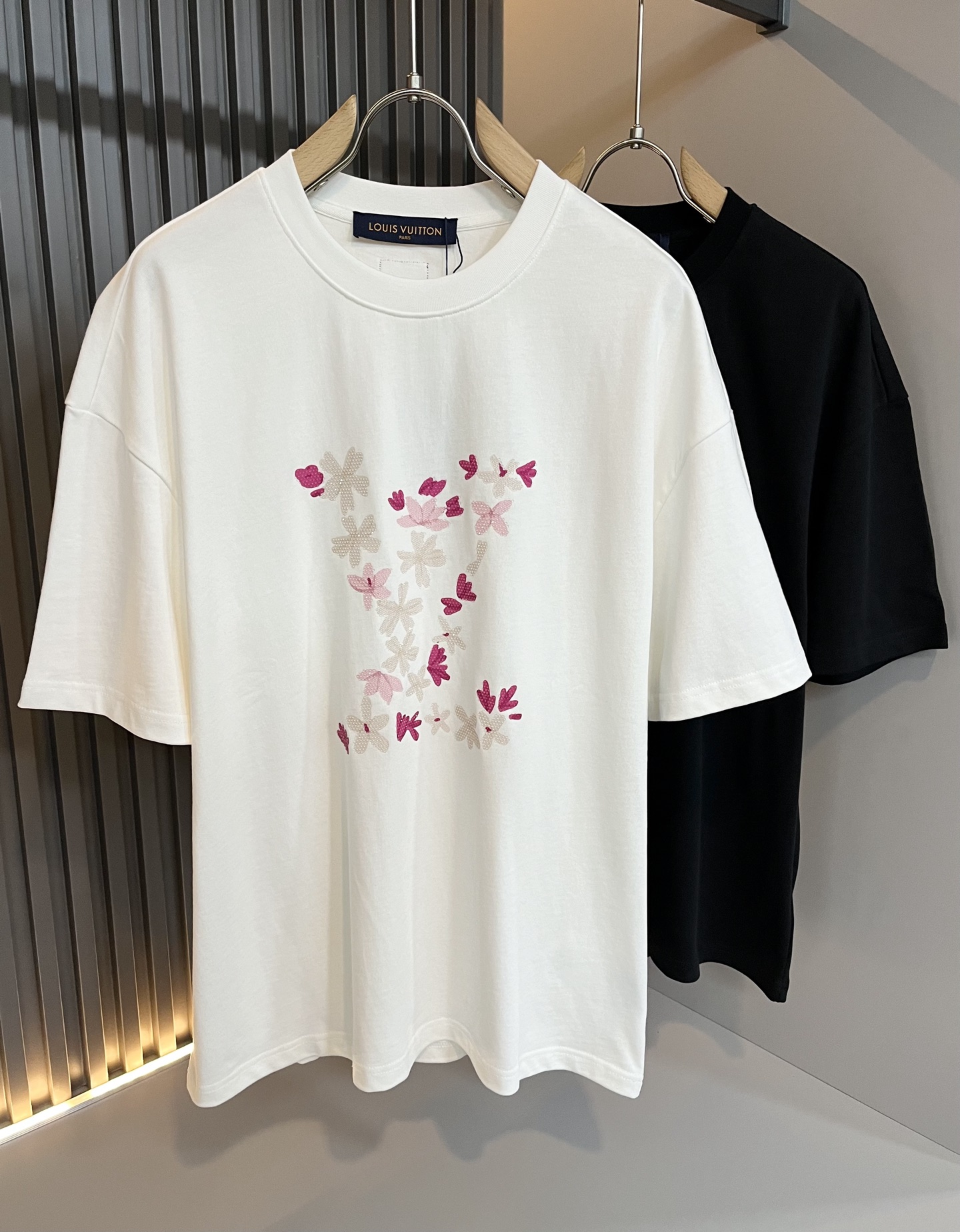 NO:155167,LouisVuitt*Louis*Deng The new spring and summer series of items are launched, a very fashionable and avant-garde short-sleeved T-shirt for men and women, with logo logo pattern embossed printing decoration!  Different from the past, it declares the design concept that has been passed down for many years in the brand!  Its eye-catchingness is no less than any classic style, perfectly presenting the fashionable, high-end and luxurious feeling in front of the world!  Made of imported 280 grams of cotton, selected high-quality pure cotton fabrics, soft and soft to the touch, the real thing is definitely beyond your imagination, close to the body and breathable, even if you sweat profusely, you will not feel greasy or stuffy, and will bring sweating and moisture absorption to the extreme!  Size S-2XL, louis vuitton,louis vuitton,t-shirt,tees,t-shirt,alexander wang19860909LouisVuitt*路易*登 春夏全新系列单品上线,非常时髦前卫的一款男女同款短袖T恤,标识logo图案压胶印花修饰！区别于以往的不同,宣示品牌传承多年的设计理念！其吸睛度完全不亚于任何经典款式,将时髦高级感与奢华感完美呈现在世人眼前！客供进口280克全棉材质制成,精选优质纯棉面料,触感软糯亲肤细腻,实物到手绝对超乎你的想象,贴身无比舒适透气,即便是汗流浃背也不会有腻身及闷热感可言,将排汗吸湿性发挥到了极致！尺码S-2XL,,louis vuitton,louis vuitton,T-shirt,tees，t-shirt,alexander wang,Men's clothing