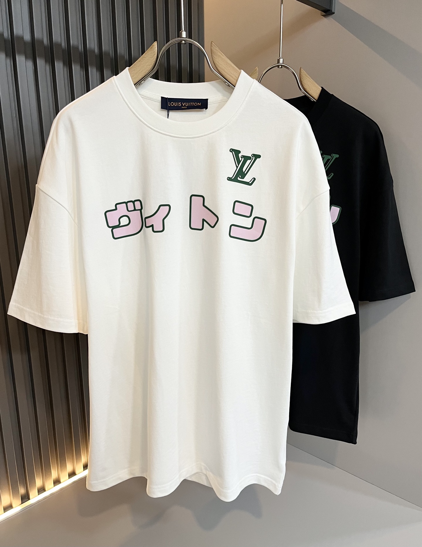 NO:155138,LouisVuitt*Louis*Deng The new spring and summer series of items are launched, a very fashionable and avant-garde short-sleeved T-shirt for men and women, with logo logo pattern glue-touching!  Different from the past, it declares the design concept that has been passed down for many years in the brand!  Its eye-catchingness is no less than any classic style, perfectly presenting the fashionable, high-end and luxurious feeling in front of the world!  Made of imported 280 grams of cotton, selected high-quality pure cotton fabrics, soft and soft to the touch, the real thing is definitely beyond your imagination, close to the body and breathable, even if you sweat profusely, you will not feel greasy or stuffy, and will bring sweating and moisture absorption to the extreme!  Size S-2XL, louis vuitton,louis vuitton,t-shirt,tees,t-shirt,alexander wang19860909LouisVuitt*路易*登 春夏全新系列单品上线,非常时髦前卫的一款男女同款短袖T恤,标识logo图案压胶修饰！区别于以往的不同,宣示品牌传承多年的设计理念！其吸睛度完全不亚于任何经典款式,将时髦高级感与奢华感完美呈现在世人眼前！客供进口280克全棉材质制成,精选优质纯棉面料,触感软糯亲肤细腻,实物到手绝对超乎你的想象,贴身无比舒适透气,即便是汗流浃背也不会有腻身及闷热感可言,将排汗吸湿性发挥到了极致！尺码S-2XL,,louis vuitton,louis vuitton,T-shirt,tees，t-shirt,alexander wang,Men's clothing