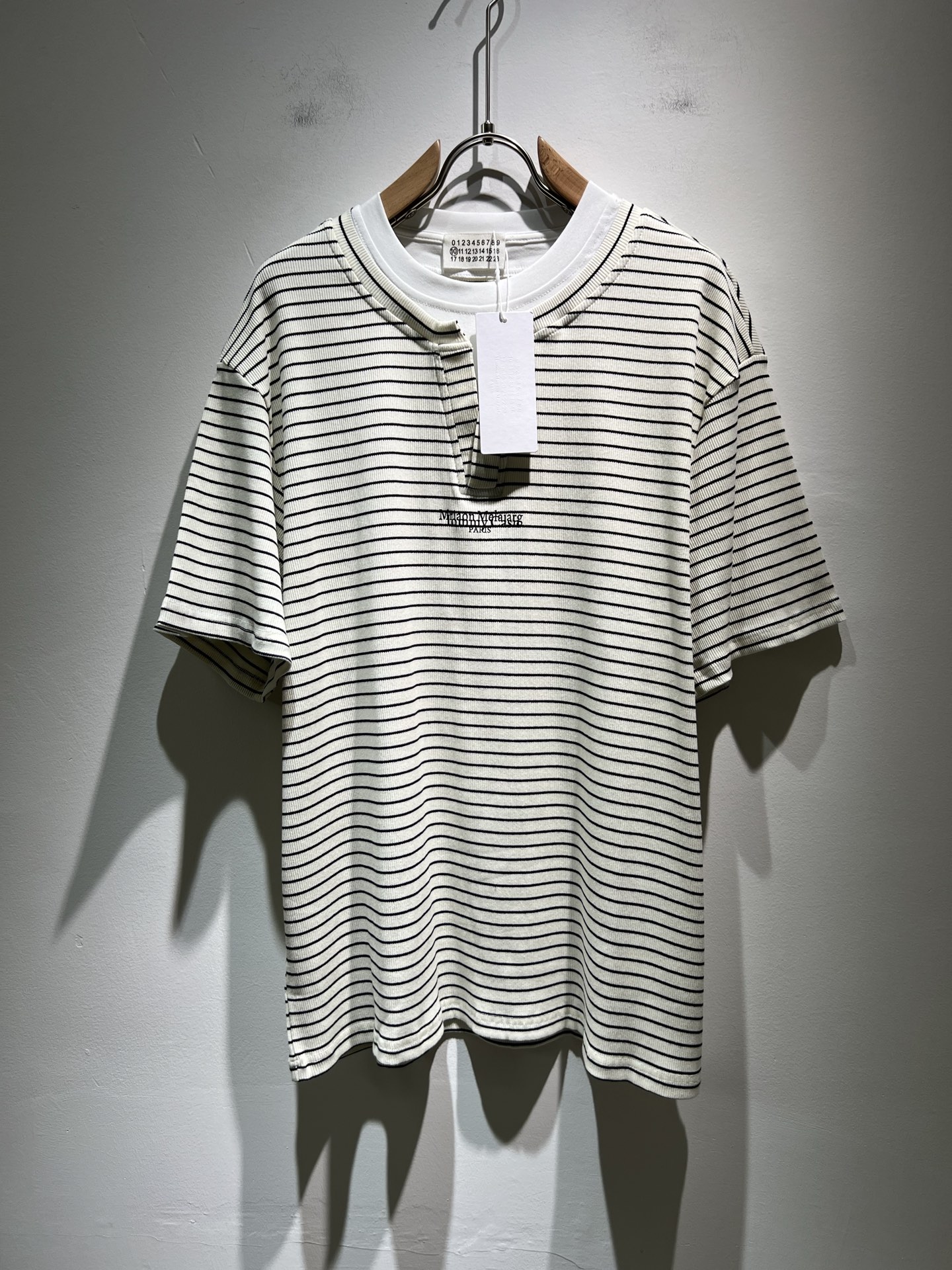 NO:155305,Maison Margiel spring and summer new short-sleeved T-shirt for men and women, and is available at the same time in the counter!  Customized exclusive wash water pure cotton fabric, chest logo pattern printing design!  Simple and generous, calm and versatile, extremely high-end, perfectly integrated with fashion and style, a top fashionable style that perfectly suits the outside wear!  The overall feeling is natural!  Extremely classic versatile casual pants, customized original cotton fabric!  The ultimate perfection of heavy industry!  Fans who pursue high quality are please buy them by themselves, and all fans who know the goods are invited to appreciate this model together!  !  Size S-2XL, Masion Margiela, T-shirt,tees, t-shirt,alexander wang19860909马吉拉 maison margiel 春夏新款男女同款短袖T恤,专柜同步发售！定制专属洗水纯棉面料,胸前logo图案印花设计！简约大方,从容百搭,档次极高,完美融入时尚还有风情感一款完美符合外穿的顶尖时髦气质款！整体给人浑然天成的感觉！极致经典的百搭型休闲裤,定制原版纯棉面料！极致的重工极致的完美！追求高品质的粉丝们请自行抢购,诚邀所有识货的粉丝一同鉴赏此款！！尺码S-2XL,,masion margiela,T-shirt,tees，t-shirt,alexander wang,Men's clothing