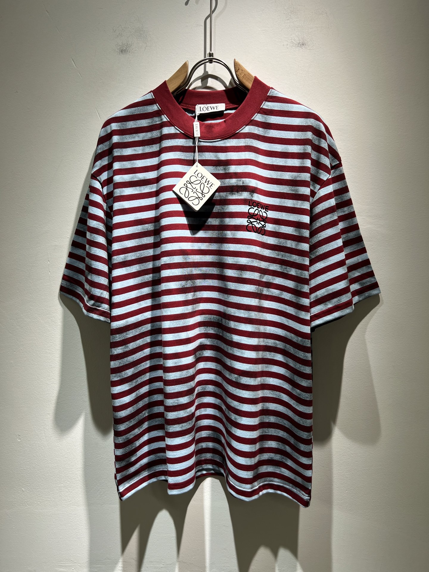 NO:155312,LOE*WE Luo*We Spring and summer new men and women's simultaneous T-shirts, original Italian order channel, very personalized and high-end style, logo logo pattern embroidery craft design!  Couple pure cotton short-sleeved T-shirt!  !  The latest fashion trends and popular products are here, and it is another simple and high-end fashion item. It is a fashion product with very high-end outfit charm. It is a must-have item for fashion trends!  Original Italian manufacturer channels, special-level orders, and released at the same time as Hong Kong, Macao and Taiwan buyers. This model is also the latest popular product of Luo Yiweijia this year and the most classic product. Its specifications and grades are beyond doubt!  !  The choice is very diverse, and it can be said that this model naturally has a fresh and natural feeling, showing the brand charm and high-end feeling. The texture of this model is very good, and the heavy weight and brilliant skin-friendliness that can be seen with hands are even better, and it is a complete enjoyment of wearing!  !  Size: S-2XL, loewe, loewe, T-shirt,tees, t-shirt,alexander wang19860909LOE*WE罗*威 春夏新款男女同款T恤,意大利原厂订单渠道,极具个性高级风,标志logo图案刺绣工艺设计！情侣款纯棉短袖T恤！！最新时尚潮流人气产物驾到,又是一款简约高级的时尚单品,穿搭魅力十分高级不俗的时尚产物 ,时尚潮流必备单品！意大利原厂渠道,特供级别订单,同步港澳台买手店发布,此款也是罗意威家今年的最新人气产物,也是最经典的产物,其规格跟档次更是毋庸置疑！！ 选择极具多样化,言而喻此款自然具备那种清新自然的感觉,彰显品牌魅力与高级感,此款的质感十分的到位,用手可以感知的重磅跟出彩亲肤程度更是上佳,十足的穿着享受！！尺码: S-2XL,,loewe,loewe,T-shirt,tees，t-shirt,alexander wang,Men's clothing