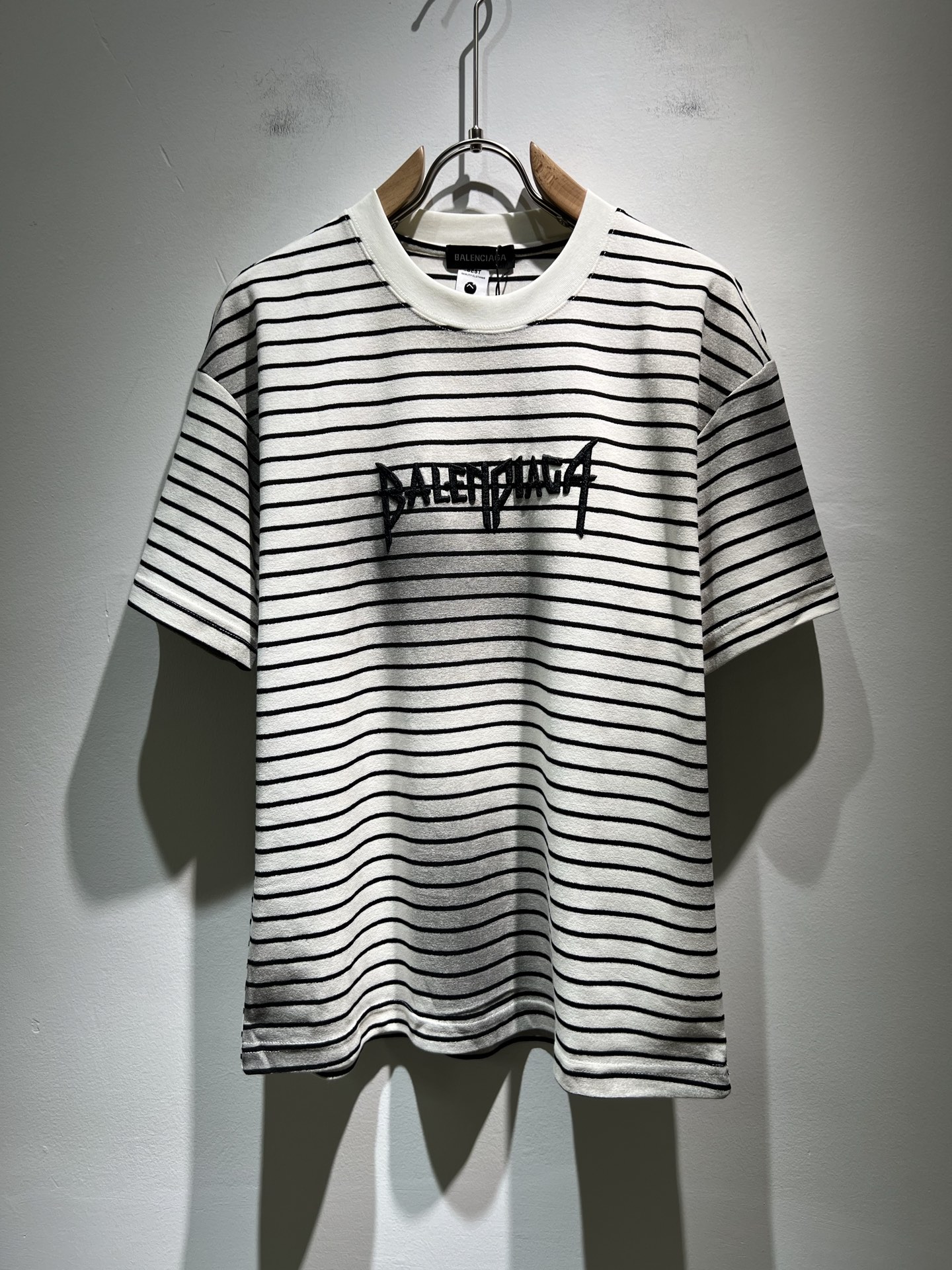 NO:155324,BALENCIA* Paris* Home Spring and summer new style of men and women and couples casual loose cotton round neck short-sleeved T-shirt!  Trading companies have sparse channels and are released on the official website at the same time!  The latest spring and summer series, classic fashion design elements, injecting full vitality into the new series. This T-shirt is carefully selected for imported cotton fabrics. The fabric feels skin-friendly and soft and delicate, and the body logo embroidery design!  It has an extremely comfortable and breathable wearing experience. The whole item is very eye-catching and fashionable, and is deeply loved by young people today!  The loose round neck cut is a neutral style regardless of age and gender, suitable for matching all the styles and looks you need in your daily life!  It is recommended to wear couple outfits to go out on the street to make it more pleasing to the eye!  Size S-2XL, balenciaga, T-shirt,tees, t-shirt,alexander wang19860909BALENCIA*巴黎*家 春夏新款男女同情侣款休闲宽松棉质圆领短袖T恤衫！贸易公司渠道稀出,同步官网发售 ！ 春夏最新系列,经典时尚设计元素,为全新系列注入满满活力,这款T恤衫用心甄选客供进口棉面料制成,面料手感亲肤柔软细腻,衣身logo刺绣设计！拥有着无比舒适透气性的穿着体验,整件单品极具吸睛度与时尚感,深受当下年轻人的喜爱！基础宽松的圆领版型裁剪,不分年龄与性别的中性款式,适合搭配你日常所需的所有风格与造型！建议搭配情侣装出街会更为养眼出色！尺码S-2XL,,balenciaga,T-shirt,tees，t-shirt,alexander wang,Men's clothing