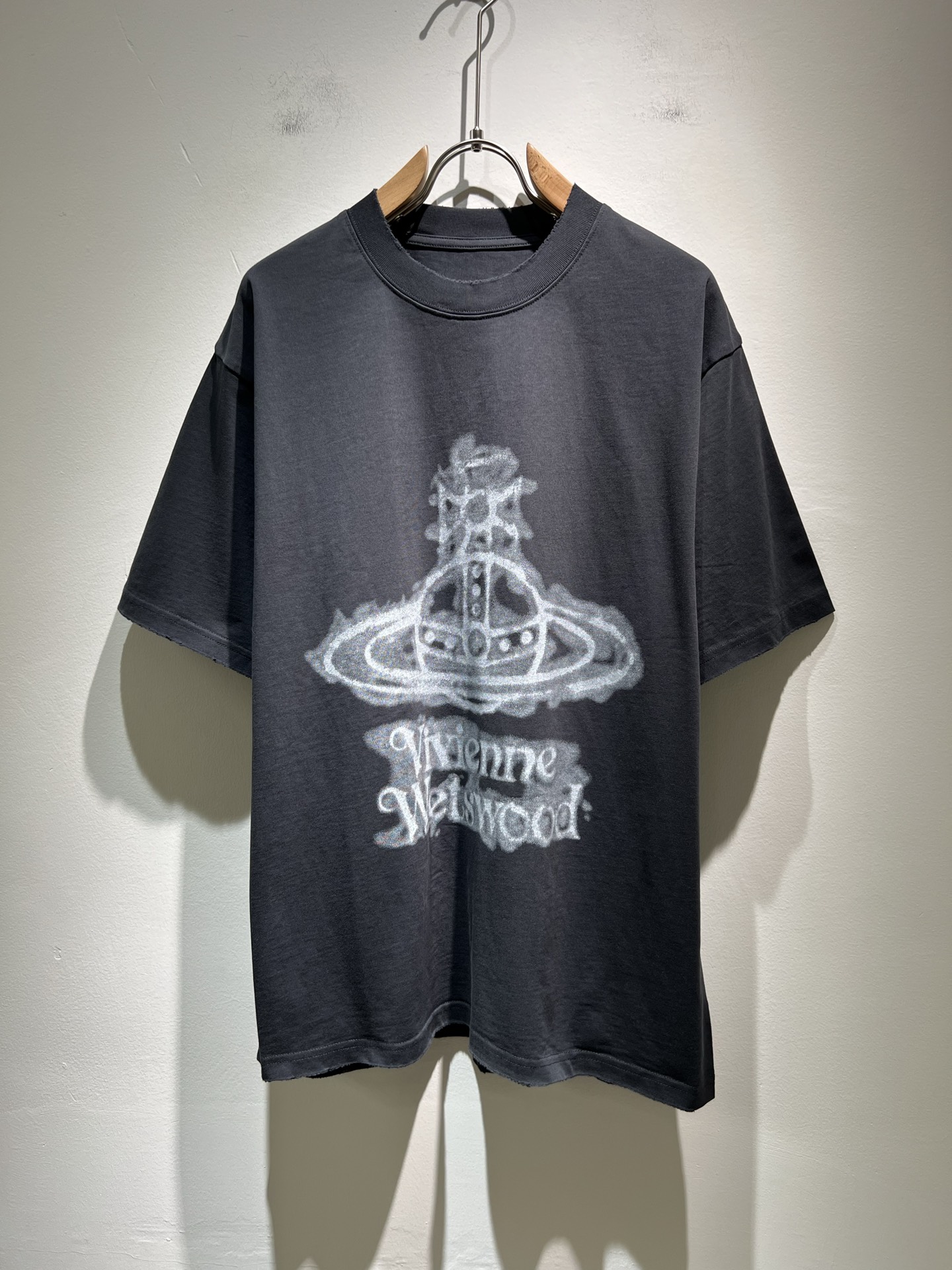 NO:155318,Vivienne Westwood New short-sleeved T-shirt for men and women in spring and summer, original Italian order channel, very personalized and high-end style, logo printing craft design!  Created with loose and wide style, custom original cotton fabric!  The latest fashion trends and popular products are here, and it is another simple and high-end fashion item. It is a fashion product with very high-end outfit charm. It is a must-have item for fashion trends!  The original Italian manufacturer channel, special-level orders, and the release of buyers in Hong Kong, Macao and Taiwan are also the most classic products, and their specifications and grades are beyond doubt!  !  Simple and high-end style items, it goes without saying that this style naturally has a fresh and natural feeling, demonstrating the charm and high-end feeling of the brand. The texture of this style is very in place, and the heavy and brilliant skin-friendly level that can be seen with your hands is even better, and it is a complete enjoyment of wearing!  !  Size: S-L, T-shirt,tees, t-shirt,alexander wang19860909Vivienne Westwood 薇薇安·威斯特伍德·春夏新款男女同款短袖T恤,意大利原厂订单渠道,极具个性高级风,标志logo印花工艺设计！宽松阔版型打造,定制原版纯棉面料！最新时尚潮流人气产物驾到,又是一款简约高级的时尚单品,穿搭魅力十分高级不俗的时尚产物 ,时尚潮流必备单品！意大利原厂渠道,特供级别订单,同步港澳台买手店发布,也是最经典的产物,其规格跟档次更是毋庸置疑！！ 简约高级的款式单品,言而喻此款自然具备那种清新自然的感觉,彰显品牌魅力与高级感,此款的质感十分的到位,用手可以感知的重磅跟出彩亲肤程度更是上佳,十足的穿着享受！！尺码:S-L,,T-shirt,tees，t-shirt,alexander wang,Men's clothing