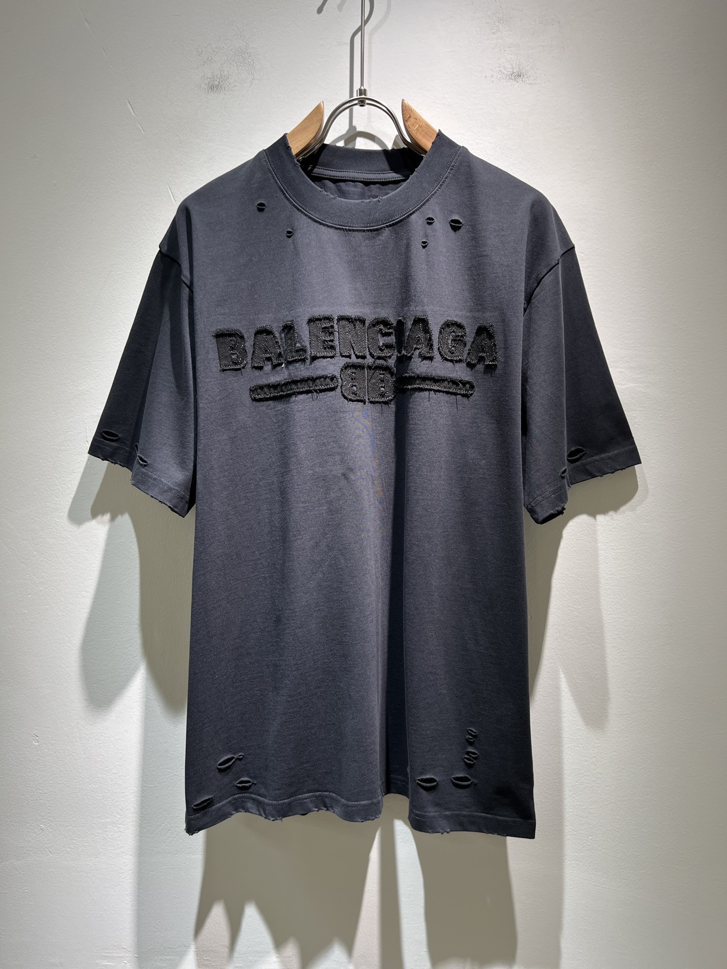 NO:155308,BALENCIA* Paris* Home Spring and summer new style of men and women and couples casual loose cotton round neck short-sleeved T-shirt!  Trading companies have sparse channels and are released on the official website at the same time!  The latest spring and summer series, classic fashion design elements, injecting full vitality into the new series. This T-shirt is carefully selected for imported cotton fabrics. The fabric feels skin-friendly and soft and delicate, and the body logo patch design is!  It has an extremely comfortable and breathable wearing experience. The whole item is very eye-catching and fashionable, and is deeply loved by young people today!  The loose round neck cut is a neutral style regardless of age and gender, suitable for matching all the styles and looks you need in your daily life!  It is recommended to wear couple outfits to go out on the street to make it more pleasing to the eye!  Size S-2XL, balenciaga, T-shirt,tees, t-shirt,alexander wang19860909BALENCIA*巴黎*家 春夏新款男女同情侣款休闲宽松棉质圆领短袖T恤衫！贸易公司渠道稀出,同步官网发售 ！ 春夏最新系列,经典时尚设计元素,为全新系列注入满满活力,这款T恤衫用心甄选客供进口棉面料制成,面料手感亲肤柔软细腻,衣身logo贴布设计！拥有着无比舒适透气性的穿着体验,整件单品极具吸睛度与时尚感,深受当下年轻人的喜爱！基础宽松的圆领版型裁剪,不分年龄与性别的中性款式,适合搭配你日常所需的所有风格与造型！建议搭配情侣装出街会更为养眼出色！尺码S-2XL,,balenciaga,T-shirt,tees，t-shirt,alexander wang,Men's clothing