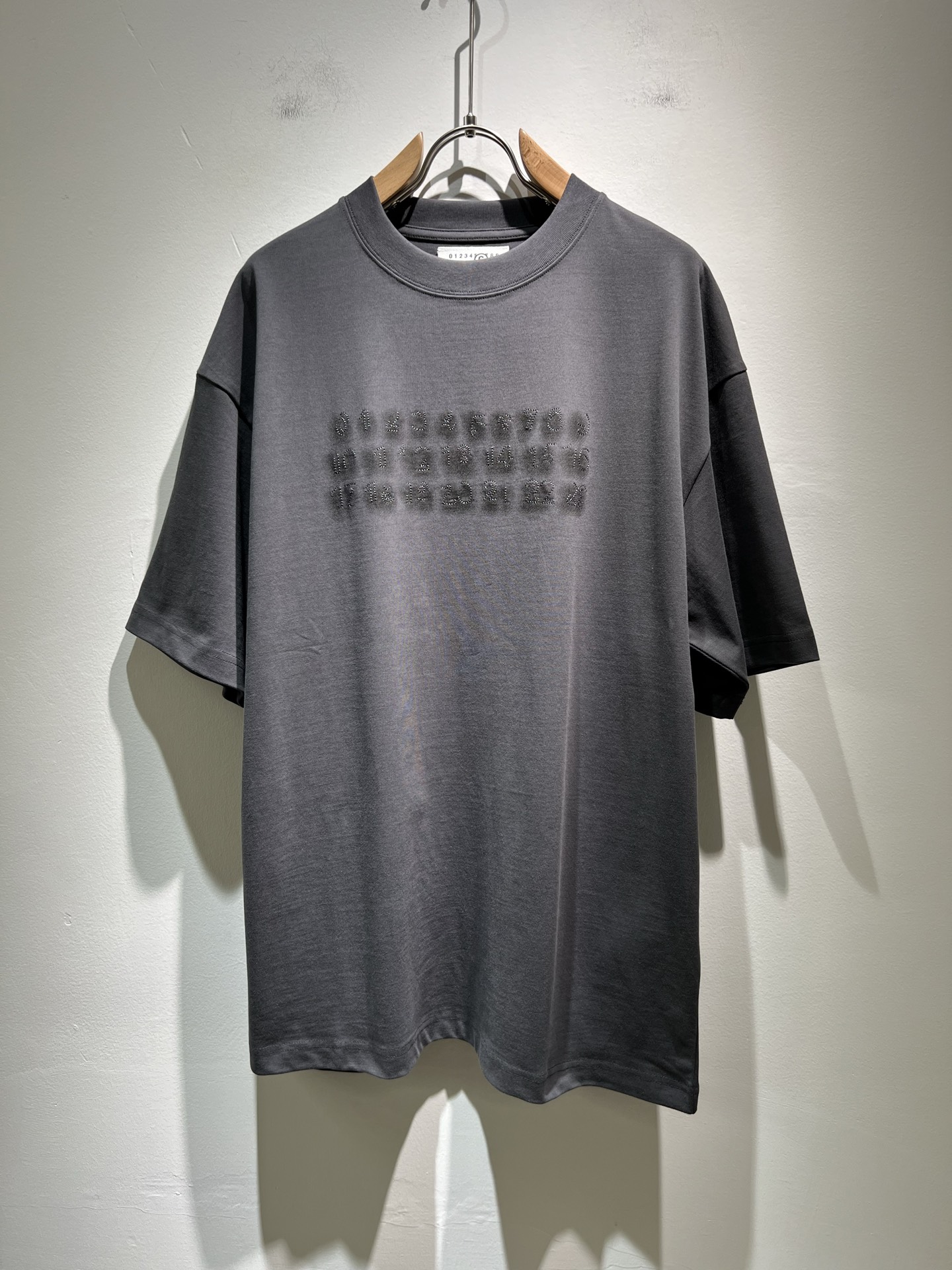 NO:155301,Maison Margiel spring and summer new short-sleeved T-shirt for men and women, and is available at the same time in the counter!  Customized exclusive wash water pure cotton fabric, chest logo pattern embroidery design!  Simple and generous, calm and versatile, extremely high-end, perfectly integrated with fashion and style, a top fashionable style that perfectly suits the outside wear!  The overall feeling is natural!  Extremely classic versatile casual pants, customized original cotton fabric!  The ultimate perfection of heavy industry!  Fans who pursue high quality are please buy them by themselves, and all fans who know the goods are invited to appreciate this model together!  !  Size S-XL, Masion Margiela, T-shirt,tees, t-shirt,alexander wang19860909马吉拉 maison margiel 春夏新款男女同款短袖T恤,专柜同步发售！定制专属洗水纯棉面料,胸前logo图案刺绣设计！简约大方,从容百搭,档次极高,完美融入时尚还有风情感一款完美符合外穿的顶尖时髦气质款！整体给人浑然天成的感觉！极致经典的百搭型休闲裤,定制原版纯棉面料！极致的重工极致的完美！追求高品质的粉丝们请自行抢购,诚邀所有识货的粉丝一同鉴赏此款！！尺码S-XL,,masion margiela,T-shirt,tees，t-shirt,alexander wang,Men's clothing