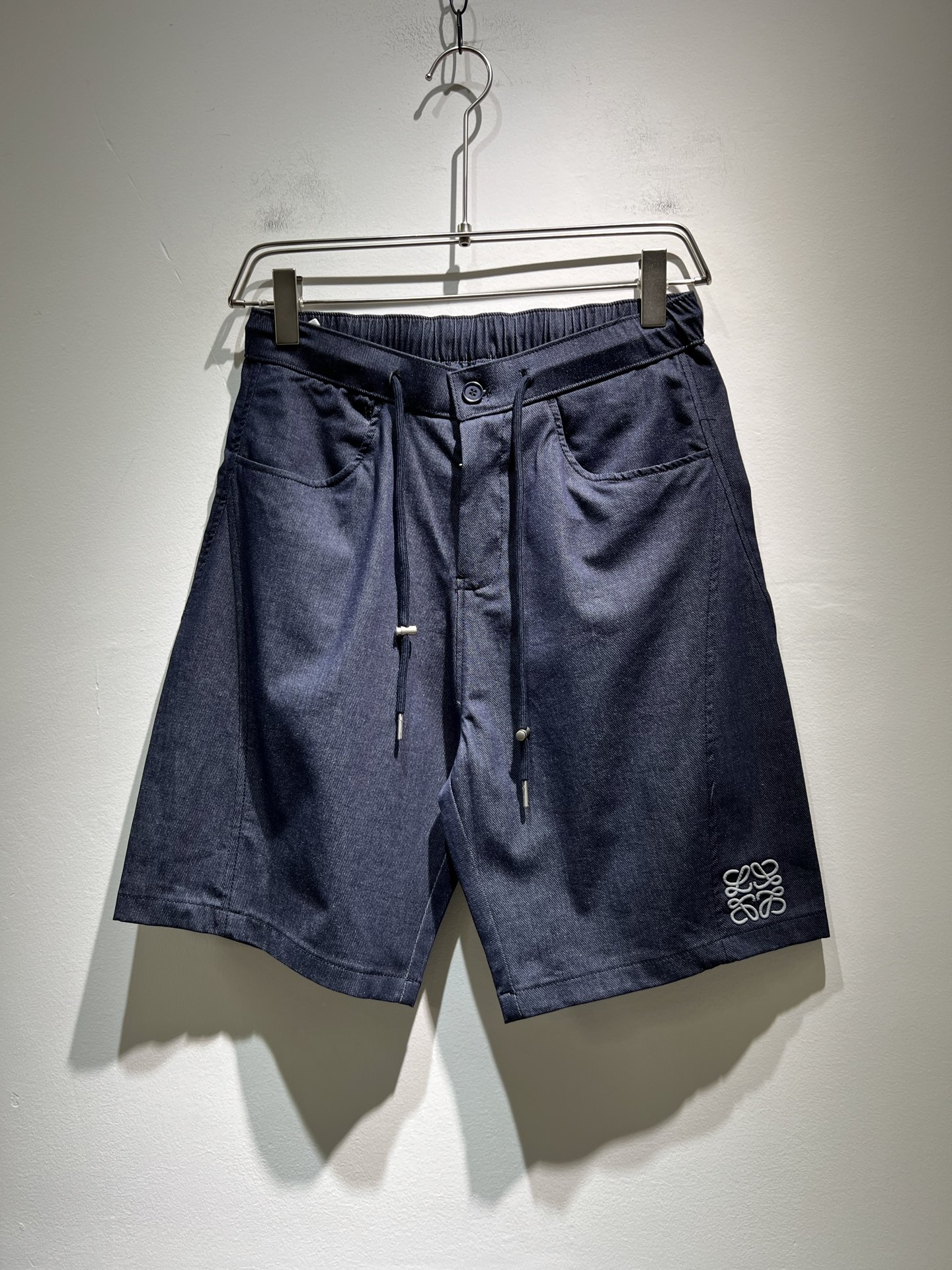 NO:155306,LOE*WE Luo*We Spring and summer new casual shorts for men and women, original Italian order channel, very personalized and high-end style, logo embroidery craft design!  Created with loose and wide style, couples' pure cotton casual shorts!  !  Customized original gram cotton fabric!  The latest fashion trends and popular products are here, and it is another simple and high-end fashion item. It is a fashion product with very high-end outfit charm. It is a must-have item for fashion trends!  Original Italian manufacturer channels, special-level orders, and released at the same time as Hong Kong, Macao and Taiwan buyers. This model is also the latest popular product of Luo Yiweijia this year and the most classic product. Its specifications and grades are beyond doubt!  !  Simple and high-end style items, it goes without saying that this style naturally has a fresh and natural feeling, demonstrating the charm and high-end feeling of the brand. The texture of this style is very in place, and the heavy and brilliant skin-friendly level that can be seen with your hands is even better, and it is a complete enjoyment of wearing!  !  Size: S-2XL, loewe, loewe, shorts, alexander wang19860909LOE*WE罗*威 春夏新款男女同款休闲短裤,意大利原厂订单渠道,极具个性高级风,标志logo刺绣工艺设计！宽松阔版型打造,情侣款纯棉休闲短裤！！定制原版克纯棉面料！最新时尚潮流人气产物驾到,又是一款简约高级的时尚单品,穿搭魅力十分高级不俗的时尚产物 ,时尚潮流必备单品！意大利原厂渠道,特供级别订单,同步港澳台买手店发布,此款也是罗意威家今年的最新人气产物,也是最经典的产物,其规格跟档次更是毋庸置疑！！ 简约高级的款式单品,言而喻此款自然具备那种清新自然的感觉,彰显品牌魅力与高级感,此款的质感十分的到位,用手可以感知的重磅跟出彩亲肤程度更是上佳,十足的穿着享受！！尺码:S-2XL,,loewe,loewe,shorts,alexander wang,Men's clothing