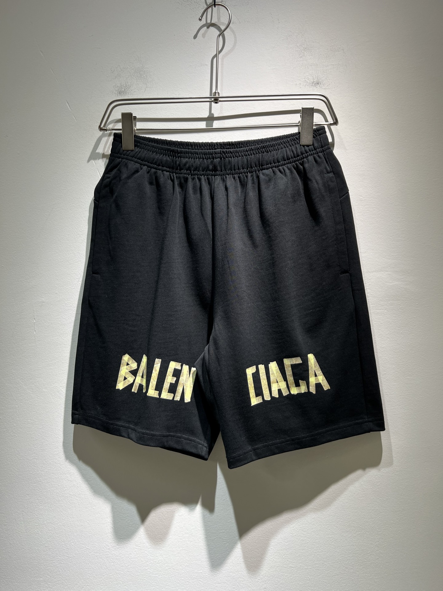 NO:155309,BALENCIA* Paris* Spring and Summer New Men and Women's Same Casual Drawstring Shorts, Men and Women's Same Sports and Casual Shorts Cropped Pants!  Trading companies have sparse channels and are released on the official website at the same time!  Spring and summer series couple shorts are launched. This shorts are selected for imported pure cotton material. They are breathable and skin-friendly and comfortable to wear. The style has a very three-dimensional effect, beautiful colors, eye-catching and fashionable. The trouser leg logo printing design!  The unique patterns will definitely make you stand out in the crowd!  The casual and loose five-point pants cutout   elastic drawstring waist design, the upper body effect is age-reducing and versatile, and it can be easily used for daily casual outfits for both men and women!  Size S-2XL, balenciaga, shorts, alexander wang19860909BALENCIA*巴黎*家春夏新款男女同款休闲抽绳短裤,男女同款运动休闲短裤五分裤！贸易公司渠道稀出,同步官网发售！春夏系列情侣短裤上线,此款短裤甄选客供进口纯棉材质,贴身穿着透气亲肤舒适,版型非常具有立体效果色彩靓丽、吸睛时髦度爆棚,裤腿logo印花设计！与众不同的图案绝对可以让你在人群中出彩万分！休闲宽松的五分裤版型裁剪 松紧抽绳裤腰设计,上身效果减龄又百搭,轻松Get起日常休闲穿搭,男女皆可轻松驾驭！尺码S-2XL,,balenciaga,shorts,alexander wang,Men's clothing