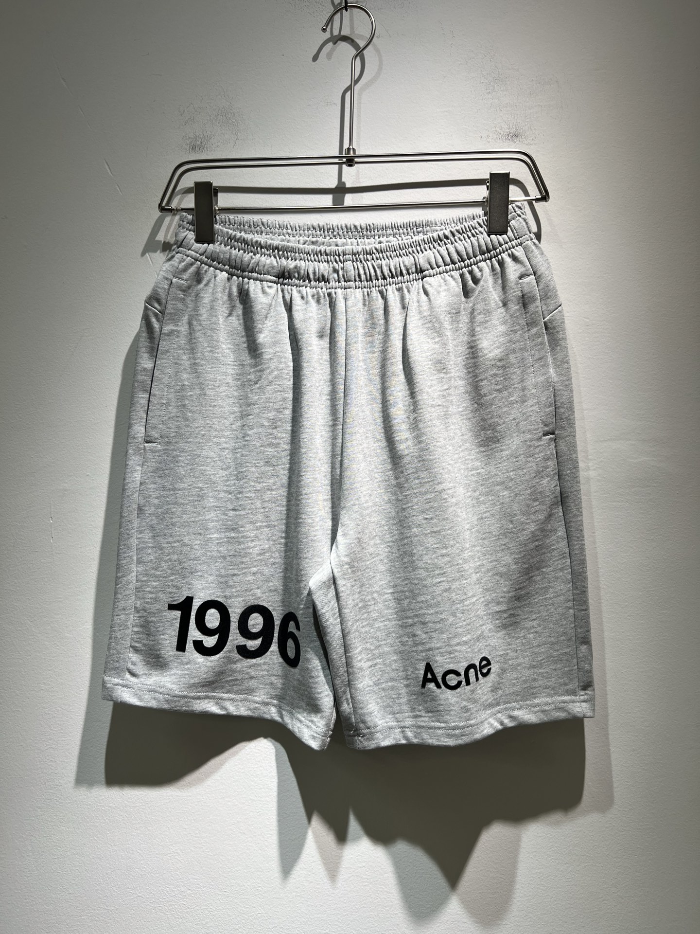 NO:155320,Acne Studio*os new spring and summer shorts for men and women are released simultaneously in the counter!  Customized exclusive pure cotton fabric, customized original craft threads, and velvet-filled design for body design!  Perfectly integrated with fashion and style, a top-notch fashionable style that perfectly suits the outside wear!  The overall feeling is natural!  The ultimate classic versatile short-sleeved T-shirt, the ultimate heavy industry and the ultimate perfection!  Fans who pursue high quality are please buy them by themselves, and all fans who know the goods are invited to appreciate this model together!  Size S-2XL, acne studios, shorts, T-shirt, tees, t-shirt, alexander wang19860909Acne Studi*os春夏新款男女同款短裤,专柜同步发售！定制专属纯棉面料,定制原版工艺螺纹,衣身设计标识logo压绒设计！完美融入时尚还有风情感一款完美符合外穿的顶尖时髦气质款！整体给人浑然天成的感觉！极致经典的百搭型短袖T恤,极致的重工极致的完美！追求高品质的粉丝们请自行抢购,诚邀所有识货的粉丝一同鉴赏此款！尺码S-2XL,,acne studios,shorts,T-shirt,tees，t-shirt,alexander wang,Men's clothing