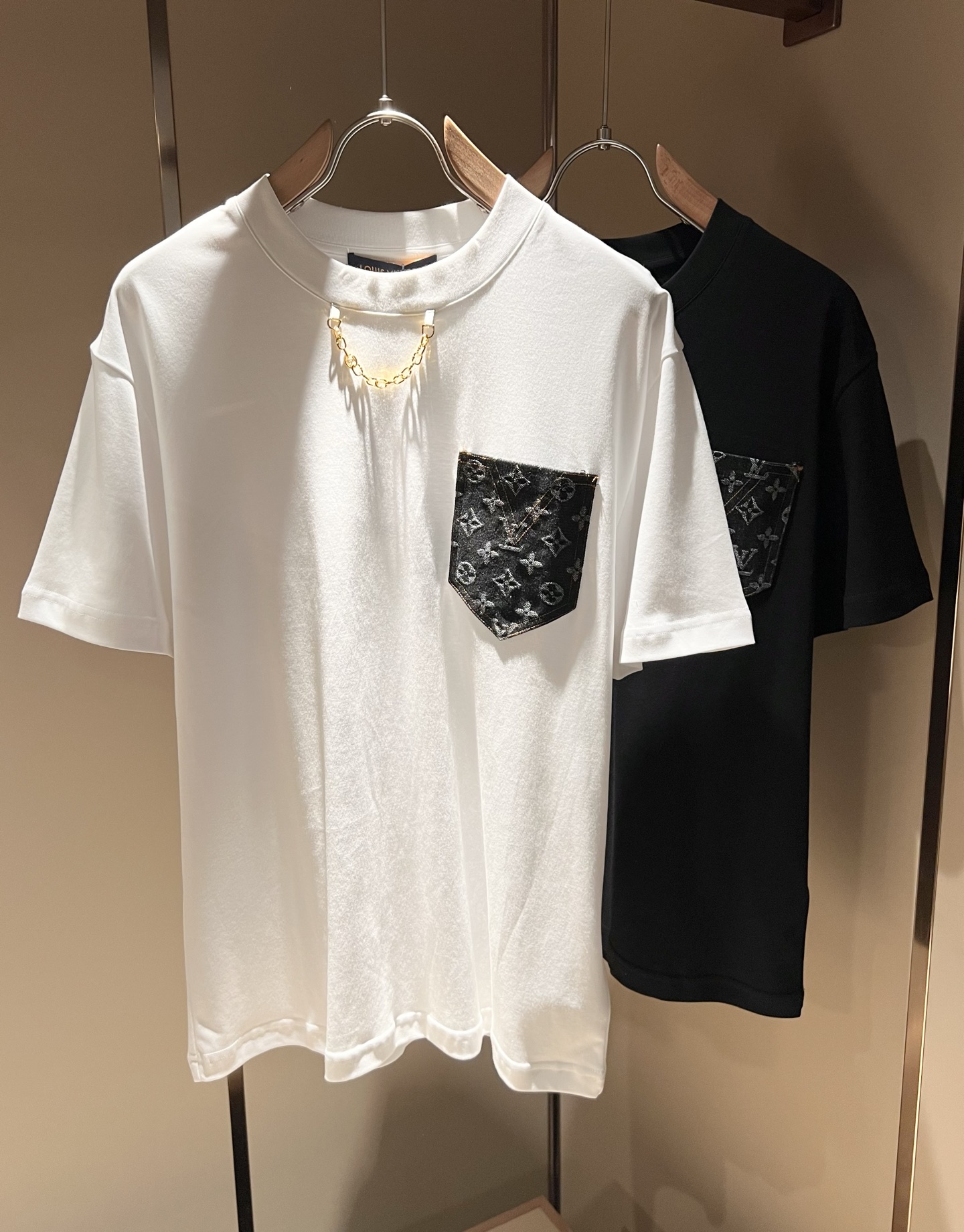 NO:155207,LouisVuitt*Louis*Deng The new spring and summer series of items are launched, a very fashionable and avant-garde short-sleeved T-shirt for men and women, with logo patch pocket decoration!  Different from the past, it declares the design concept that has been passed down for many years in the brand!  Its eye-catchingness is no less than any classic style, perfectly presenting the fashionable, high-end and luxurious feeling in front of the world!  Made of imported cotton materials, selected high-quality pure cotton fabrics, soft and soft to the touch, the real thing is definitely beyond your imagination, close to the body and breathable, even if you sweat profusely, you will not feel greasy or stuffy, and will bring sweating and moisture absorption to the extreme!  Size M-3XL, louis vuitton,louis vuitton,t-shirt,tees,t-shirt,alexander wang19860909LouisVuitt*路易*登 春夏全新系列单品上线,非常时髦前卫的一款男女同款短袖T恤,标识logo贴布口袋修饰！区别于以往的不同,宣示品牌传承多年的设计理念！其吸睛度完全不亚于任何经典款式,将时髦高级感与奢华感完美呈现在世人眼前！客供进口全棉材质制成,精选优质纯棉面料,触感软糯亲肤细腻,实物到手绝对超乎你的想象,贴身无比舒适透气,即便是汗流浃背也不会有腻身及闷热感可言,将排汗吸湿性发挥到了极致！尺码M-3XL,,louis vuitton,louis vuitton,T-shirt,tees，t-shirt,alexander wang,Men's clothing