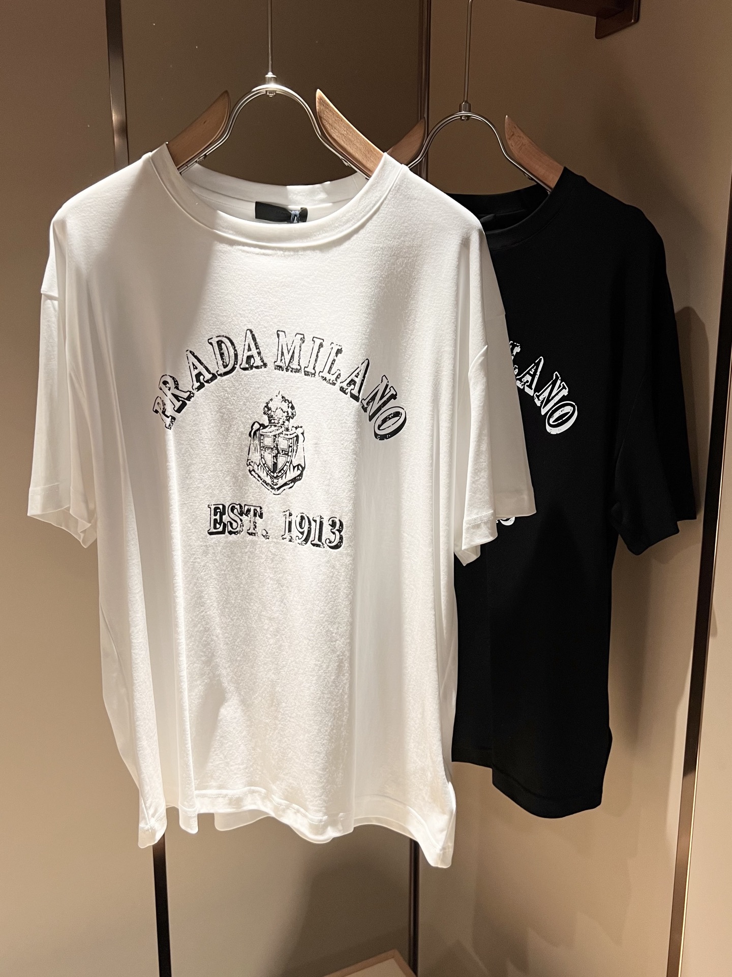 NO:159624,PRAD*A Pu*da 2025 spring and summer new short-sleeved T-shirt, the latest model is exclusively available on the entire network!  !  ~ It is classic and fashionable and versatile, who doesn’t like it? It will show the classic again. It is very pleasing to the eye and comes with a low luxury halo and recognition!  Pr*da's traditional brand concept and modern advanced technology are perfectly combined. Coupled with the extremely modern and simple design, P-family exclusive logo pattern printing design!  Customized 100% imported pure cotton fabric!  The texture of this model is quite touching, the specifications and grades are known with tentacles. The degree of delicateness and breathability are top-notch!  Size M-3XL, prada, T-shirt,tees, t-shirt,alexander wang19860909PRAD*A普*达2025春夏新款短袖T恤,最新款全网独家首上！！~既经典有时尚百搭,谁不爱啊,将经典再次展现,非常的耐看,自带低奢光环与辨识度！Pr*da传统的品牌理念和现代化的先进技术进行了完美结合.加上极其现代摩登风范的简约设计,p家专属logo图案印花设计！定制百分百进口纯棉面料！此款的质感相当感人 触手便知规格档次 细腻程度与透气效果堪称顶级！尺码M-3XL,,prada,T-shirt,tees，t-shirt,alexander wang,Men's clothing