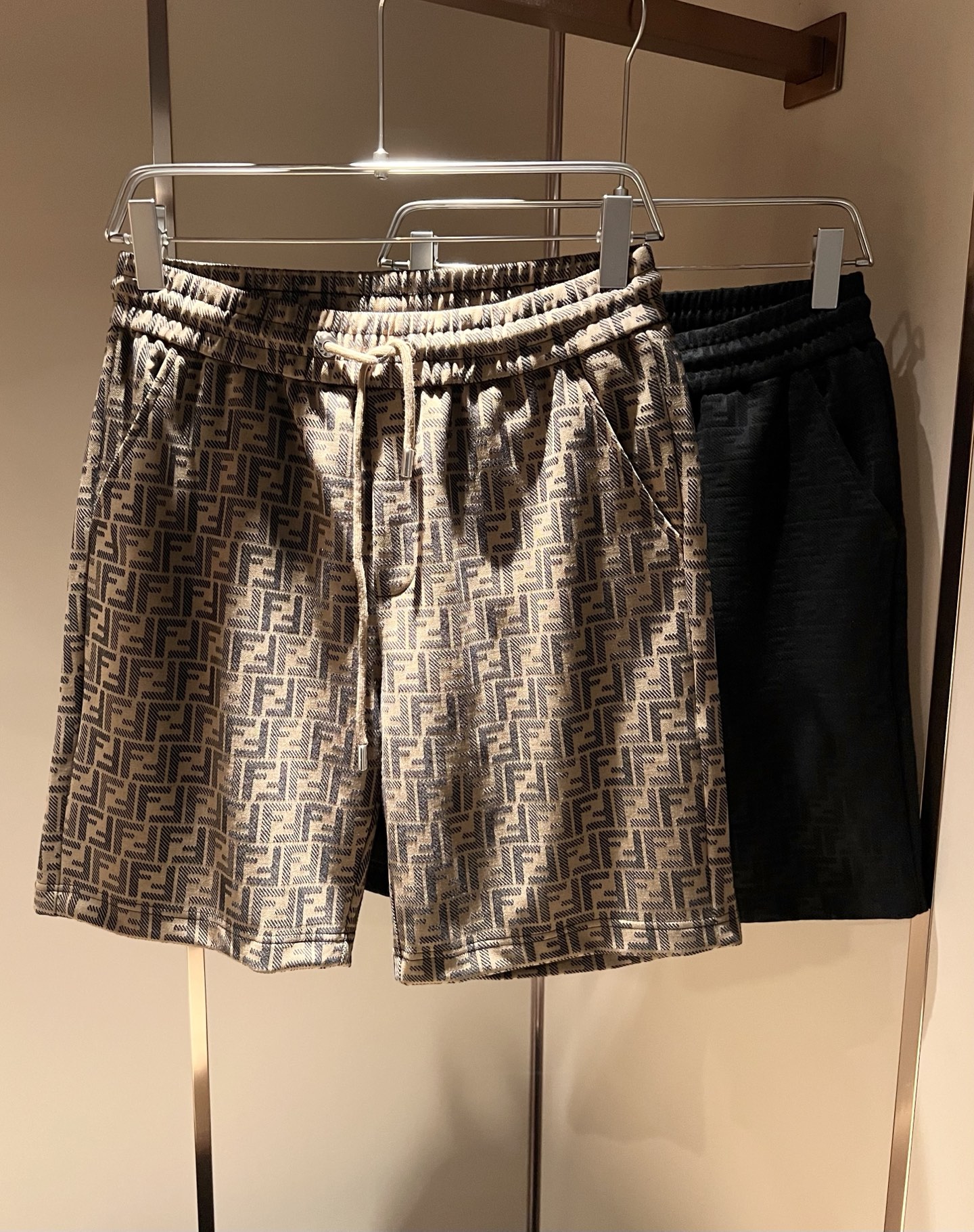 NO:155183,FEN*DI FEN*DI Spring and summer new classic casual versatile drawstring shorts, trading company channel orders, FD early spring versatile casual shorts, trendy design among big brands, original exclusive pure cotton material for customer supply!  It has a wide feeling and will not soften and have a texture!  The wiring is neat and delicate, custom drawstrings at the waist, and a panoramic FF logo logo design!  Showing the brand’s accent, it is the most fashionable to wear any short sleeves at will. It is the first choice for spring and summer wardrobe and one of the must-have brands in fashion trendsetter wardrobe!  Very brand recognition!  And the creation of bright devil eyes is very eye-catching!  The drawstring design is very user-friendly, and the overall versatile and beautiful!  Size M-3XL, fendi, shorts, T-shirt, alexander wang19860909FEN*DI芬*迪 春夏新款经典休闲百搭抽绳短裤,贸易公司渠道订单,FD早春百搭休闲短裤,大牌中的潮流设计,客供原版专属纯棉材质！自带挺阔感不会软塌有质感！走线工整细腻,腰部定制抽绳,全景FF标志logo设计！彰显品牌腔调,随意搭任何短袖都是最时尚的存在,春夏衣橱首选单品,时尚弄潮儿衣柜中必备品牌之一！非常具有品牌辨识度！且亮色恶魔眼的打造,十足吸睛！抽绳的设计非常人性化,整体百搭又好看！尺码M-3XL,,fendi,shorts,T-shirt,alexander wang,Men's clothing