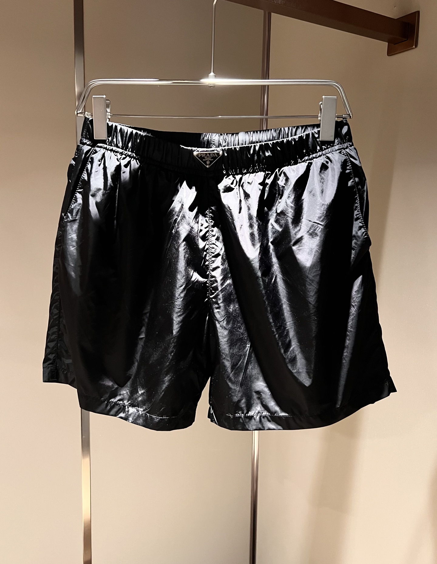 NO:155188,PRA*DA Pu*da Spring and summer new men's casual shorts, high-end quality choice... A versatile trousers that combine casual pants are also an indispensable matching tool in men's wardrobe. It is a classic style with practical wear!  The design style of the whole casual pants is simple and fashionable, which is very consistent with the low-luxury style setting, has excellent skin-friendly value, is easy to wear, and is full of detail!  Classic logo triangle logo hardware pattern design!  This trousers are made of high-quality polyester fiber fabric. The fabric is comfortable, soft and delicate, and has a good vertical feeling. It looks very textured and has a high-end charm. The first-class and exquisite style cutting, the line is delicate, smooth and neat, and the casual and casual pants look good no matter how you match it. If you like it, buy it now. Good products are not waiting for anyone!  Size S-XL, prada, shorts, alexander wang19860909PRA*DA普*达 春夏新款男士休闲短裤,高端品质之选……一款休闲裤兼备的百搭裤装,也是男士衣橱里不可缺少的搭配神器,属于实穿型的经典款式！整条休闲裤的设计风格简洁时尚,非常符合低奢的风格设定,亲肤值优越,穿着方便,细节感十足！经典标识三角logo五金图案设计！此款裤装采用优质聚酯纤维面料打造而成,面料舒服,手感柔软细腻,有着很好的垂直感,看上去非常有质感,细品高级韵味十足.一流精湛的版型裁剪,走线细致平顺工整,休闲随意怎么搭配都好看的裤装,喜欢的赶紧入手吧,好货可不等人！尺码S-XL,,prada,shorts,alexander wang,Men's clothing