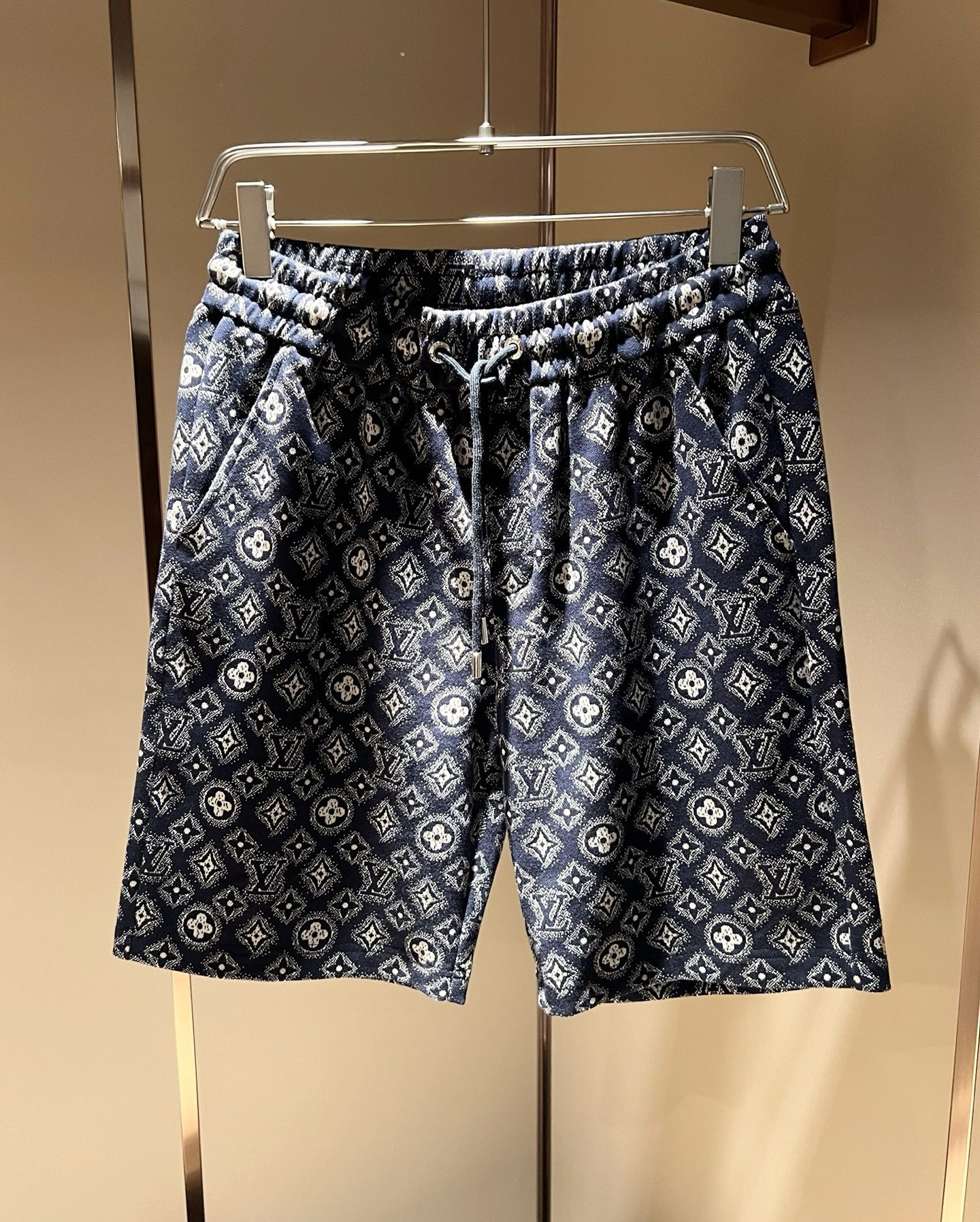 NO:155204,Louis Vuit*on Louis*den Spring and summer logo casual shorts for men and women, new casual shorts for men and women are launched, and it is another masterpiece for people to watch!  Theme concept of the road * Vuitton, panoramic logo pattern modification!  You can immediately feel its uniqueness when worn on the body, with a strong brand style and a relaxed look that will make you the highlight of the public!  Just because I was planted at a glance, I had to use materials, handicrafts, design and other production processes to the extreme, and imported pure cotton fabrics!  Full cotton!  The texture of this model is quite touching, the specifications and grades are known at the tentacles. The delicateness and breathability are top-notch. It instantly kills all versions in the industry. The versatile and elegant style is popular all over the world as soon as it was released. Hollywood big names and celebrities and internet celebrities are all taking the lead in buying it. I recommend it by myself. I must buy a shorts for men and women this summer!  Size M-3XL, louis vuitton,louis vuitton,shorts,alexander wang19860909Louis Vuit*on路易*登 春夏男女同款logo休闲短裤,新款男女同款休闲短裤上线了,又是一件让人眼前一亮的佳作！主题概念的路*威登,全景logo图案修饰！穿上身马上就能感受到它的与众不同,品牌风格浓烈,轻松的能让你变成大众亮点！只因为一眼就被种草,喜欢就要任性用料、手工、 设计等各方面的制作工序都是做到了极致,百分百进口纯棉的面料！棉质饱满！此款的质感相当感人 触手便知规格档次 细腻程度与透气效果堪称顶级 秒杀业内一切版本的存在.百搭的气质款,一发布就火爆全球,好莱坞大咖 明星大V网红都纷纷抢先入手,自留墙裂推荐,今年夏天必入的一款短裤男女同款！ 尺码M-3XL,,louis vuitton,louis vuitton,shorts,alexander wang,Men's clothing