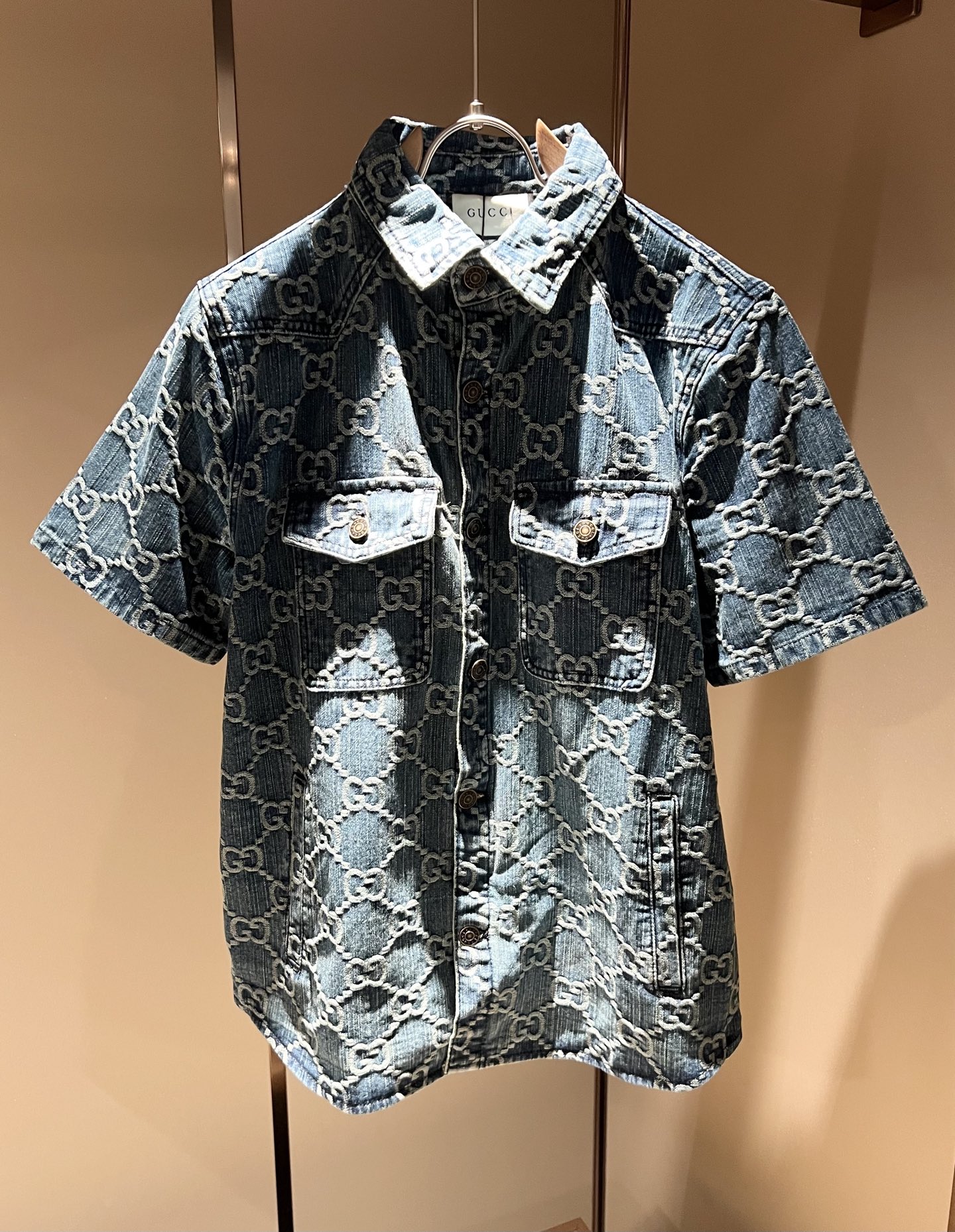 NO:155187,Gucc* Gujia The latest style of the same style for men and women in spring and summer, the same style for men and women!  Trading companies have sparse channels and are released on the official website at the same time!  New fashion elements design!  Panoramic logo design!  Injecting full vitality into the new series, this imported wash cotton fabric is carefully selected for customers. The fabric feels skin-friendly and soft and delicate, and has an extremely comfortable and breathable wearing experience. The whole item is very eye-catching and fashionable, and is deeply loved by young people today!  The loose round neck cut is a neutral style regardless of age and gender, suitable for matching all the styles and looks you need in your daily life!  It is recommended to wear couple outfits to go out on the street to make it more pleasing to the eye!  Size: S-XL, gucci, gucci, alexander wang19860909Gucc*古家 春夏最新款男女同款牛仔套装,男女同款！贸易公司渠道稀出,同步官网发售 ！ 新时尚元素设计！全景标识logo设计！为全新系列注入满满活力,这款用心甄选客供进口洗水棉面料制成,面料手感亲肤柔软细腻,拥有着无比舒适透气性的穿着体验,整件单品极具吸睛度与时尚感,深受当下年轻人的喜爱！基础宽松的圆领版型裁剪,不分年龄与性别的中性款式,适合搭配你日常所需的所有风格与造型！建议搭配情侣装出街会更为养眼出色！尺码:S-XL,,gucci,gucci,alexander wang,Men's clothing