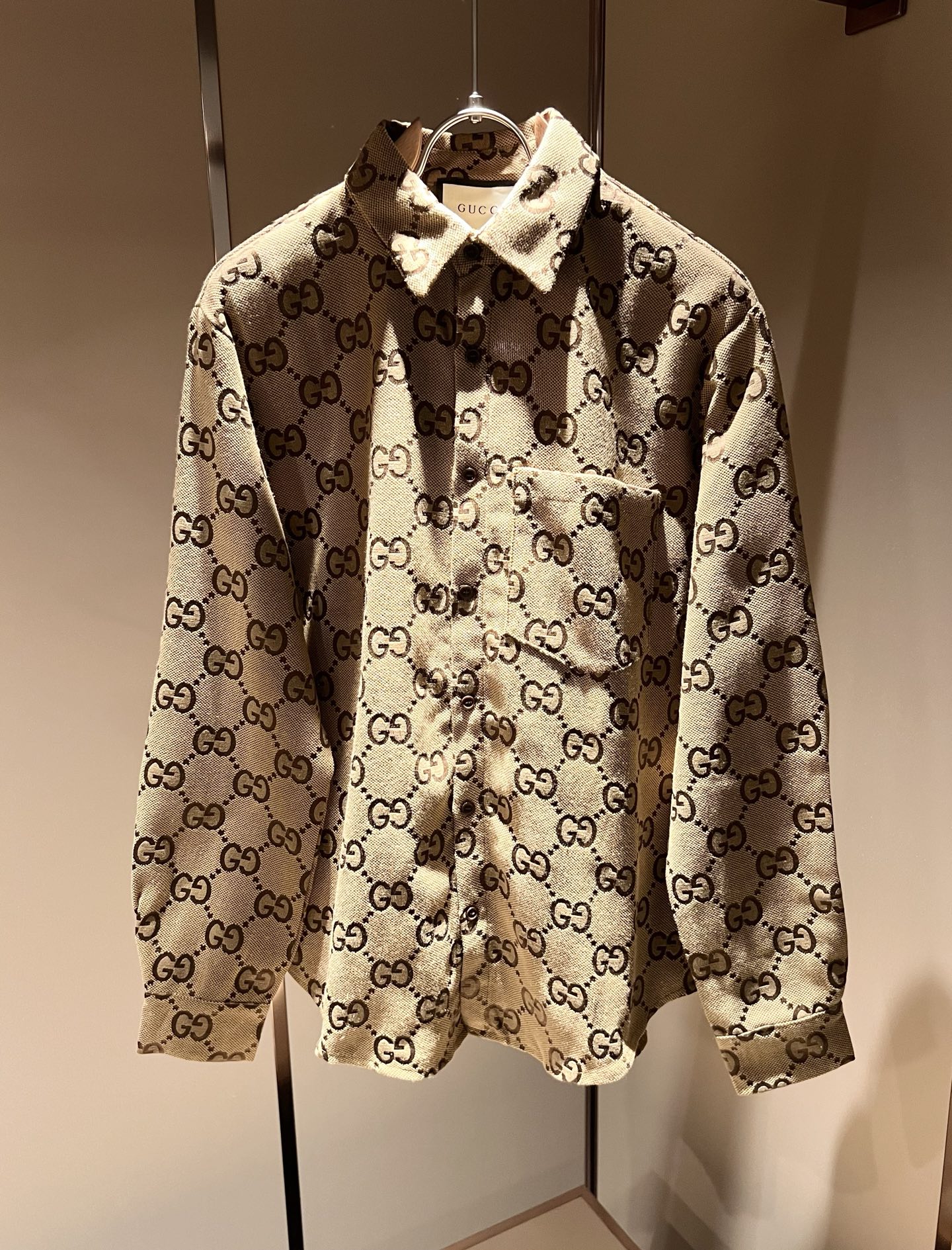 NO:155212,Gucc* Gujia The latest style of the same denim shirt for men and women, the same style for men and women!  Trading companies have sparse channels and are released on the official website at the same time!  New fashion elements design!  Panoramic GG logo design!  Injecting full vitality into the new series, this imported wash cotton fabric is carefully selected for customers. The fabric feels skin-friendly and soft and delicate, and has an extremely comfortable and breathable wearing experience. The whole item is very eye-catching and fashionable, and is deeply loved by young people today!  The loose round neck cut is a neutral style regardless of age and gender, suitable for matching all the styles and looks you need in your daily life!  It is recommended to wear couple outfits to go out on the street to make it more pleasing to the eye!  Size: S-XL, gucci, gucci, alexander wang19860909Gucc*古家 春夏最新款男女同款牛仔衬衣,男女同款！贸易公司渠道稀出,同步官网发售 ！ 新时尚元素设计！全景GG标识logo设计！为全新系列注入满满活力,这款用心甄选客供进口洗水棉面料制成,面料手感亲肤柔软细腻,拥有着无比舒适透气性的穿着体验,整件单品极具吸睛度与时尚感,深受当下年轻人的喜爱！基础宽松的圆领版型裁剪,不分年龄与性别的中性款式,适合搭配你日常所需的所有风格与造型！建议搭配情侣装出街会更为养眼出色！尺码:S-XL,,gucci,gucci,alexander wang,Men's clothing