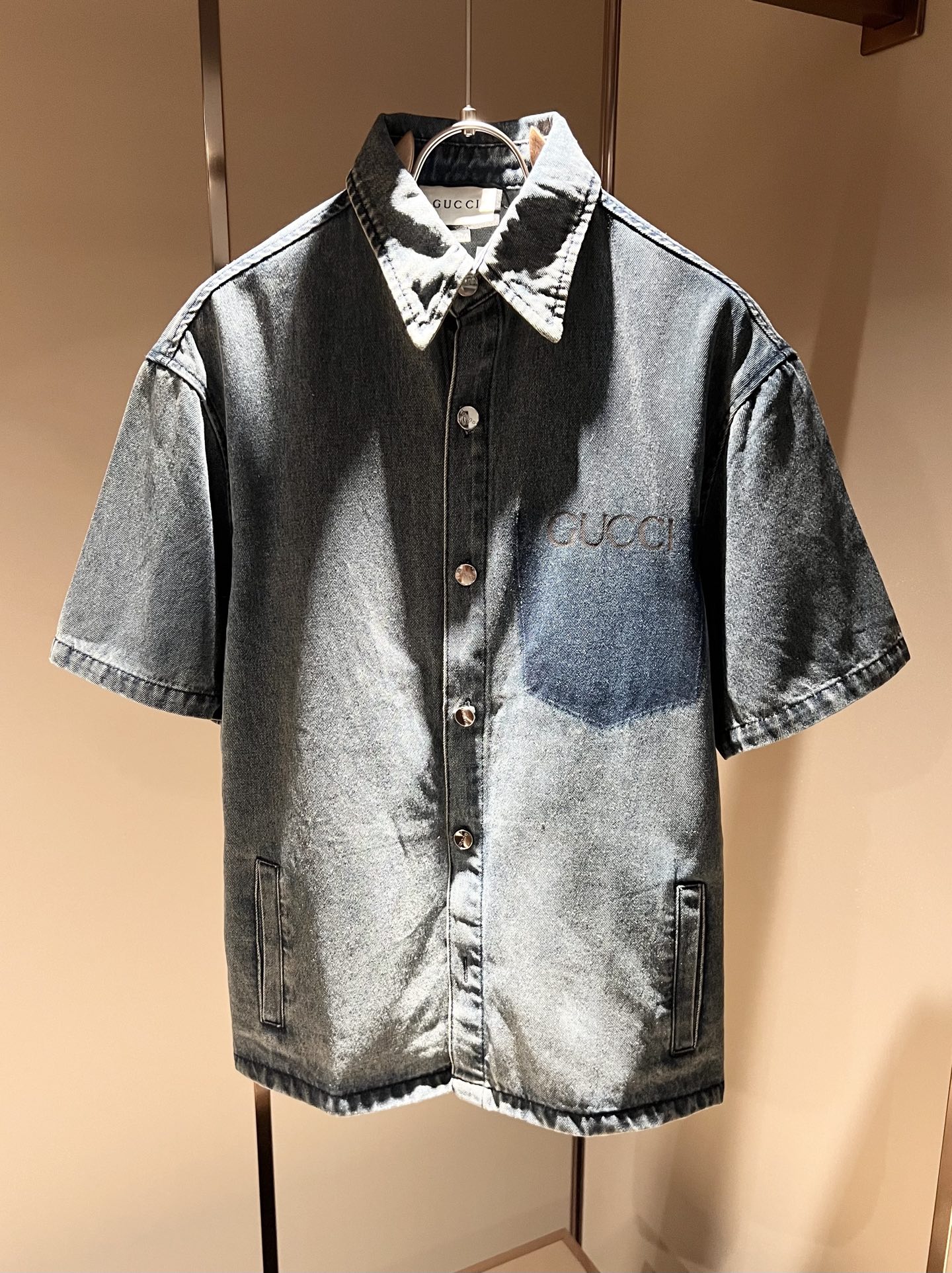 NO:155202,Gucc* Gujia New Spring and Summer Denim Shirts for Men and Women, Men and Women!  Trading companies have sparse channels and are released on the official website at the same time!  New fashion elements design!  Logo logo design on chest!  Injecting full vitality into the new series, this imported wash cotton fabric is carefully selected for customers. The fabric feels skin-friendly and soft and delicate, and has an extremely comfortable and breathable wearing experience. The whole item is very eye-catching and fashionable, and is deeply loved by young people today!  The loose round neck cut is a neutral style regardless of age and gender, suitable for matching all the styles and looks you need in your daily life!  It is recommended to wear couple outfits to go out on the street to make it more pleasing to the eye!  Size: S-XL, gucci, gucci, alexander wang19860909Gucc*古家 春夏新款男女同款牛仔衬衣,男女同款！贸易公司渠道稀出,同步官网发售 ！ 新时尚元素设计！胸前标识logo印花设计！为全新系列注入满满活力,这款用心甄选客供进口洗水棉面料制成,面料手感亲肤柔软细腻,拥有着无比舒适透气性的穿着体验,整件单品极具吸睛度与时尚感,深受当下年轻人的喜爱！基础宽松的圆领版型裁剪,不分年龄与性别的中性款式,适合搭配你日常所需的所有风格与造型！建议搭配情侣装出街会更为养眼出色！尺码:S-XL,,gucci,gucci,alexander wang,Men's clothing