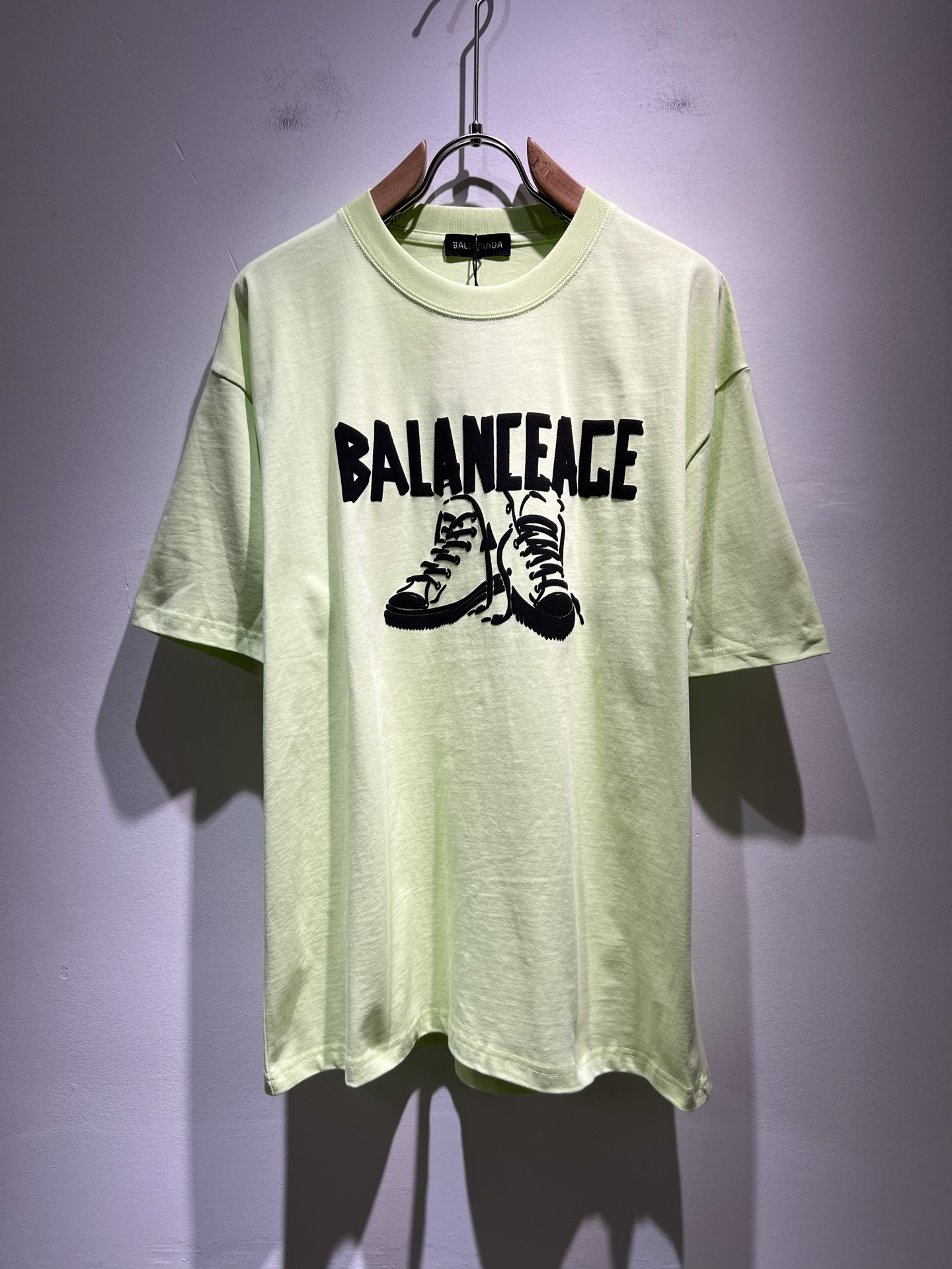 NO:155336,BALENCIA* Paris* Home Spring and summer new style of men and women and couples casual loose cotton round neck short-sleeved T-shirt!  Trading companies have sparse channels and are released on the official website at the same time!  The latest spring and summer series, classic fashion design elements, injecting full vitality into the new series. This T-shirt is carefully selected for imported cotton fabrics. The fabric feels skin-friendly and soft and delicate, and the body logo is glued!  It has an extremely comfortable and breathable wearing experience. The whole item is very eye-catching and fashionable, and is deeply loved by young people today!  The loose round neck cut is a neutral style regardless of age and gender, suitable for matching all the styles and looks you need in your daily life!  It is recommended to wear couple outfits to go out on the street to make it more pleasing to the eye!  Size S-3XL, balenciaga, T-shirt,tees, t-shirt,alexander wang19860909BALENCIA*巴黎*家 春夏新款男女同情侣款休闲宽松棉质圆领短袖T恤衫！贸易公司渠道稀出,同步官网发售 ！ 春夏最新系列,经典时尚设计元素,为全新系列注入满满活力,这款T恤衫用心甄选客供进口棉面料制成,面料手感亲肤柔软细腻,衣身logo压胶设计！拥有着无比舒适透气性的穿着体验,整件单品极具吸睛度与时尚感,深受当下年轻人的喜爱！基础宽松的圆领版型裁剪,不分年龄与性别的中性款式,适合搭配你日常所需的所有风格与造型！建议搭配情侣装出街会更为养眼出色！尺码S-3XL,,balenciaga,T-shirt,tees，t-shirt,alexander wang,Men's clothing