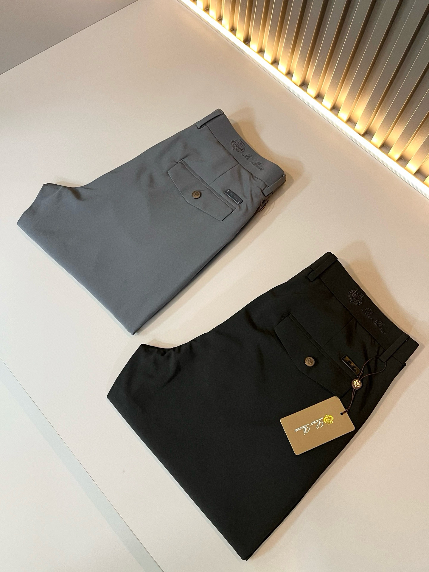 NO:155154,Loro Piana Noyou Pianya Spring and summer new men's fashion high-end casual pants, Hong Kong foreign business channel goods, original Japanese production, pure blood quality, perfectly continuing the essence and genes of LP home. From the main fabric to the detailed craftsmanship, all show the ingenuity of quality, using multiple brand elements to interpret, logo hardware design!  Identity manifestation that belongs to the soul!  Customer-supplied high-end imported elastic spandex fabric, very high-end and fashionable detailed craftsmanship, red ear cloth is completed by a specific antique loom. This element represents the identity and rank of the trousers, which is very worthy of savoring!  In terms of matching, it is invincible and explains the versatility in place, with ingenious details and exquisite accessories. The auxiliary materials are all provided by foreign merchants. They are tailored and slim, and the upper body is lifted with an excellent effect. They are a styling item that is hard to come by!  Size 30-40 37 39, loro piana, loro piana, alexander wang19860909Loro Piana诺悠翩雅 春夏新品男士时装款高端休闲裤,香港洋行渠道货,日本原厂出品,纯血统品质,完美延续了LP家的精髓与基因,从主体面料到细节工艺,无不彰显出品质的匠心所在,运用多个品牌元素标识来诠释,标志logo五金设计！属于灵魂式的身份彰显！客供高级进口弹力氨纶面料,非常高级且时髦的细节工艺,赤耳布是由特定古董织布机完成,此元素代表着西裤的身份及段位,非常值得细品悦人！在搭配上所向无敌,把百搭阐释到位,细节匠心考究,辅料皆为外商客供,剪裁合体修身,上身提臀效果绝佳,可遇而不可求的造型单品！尺码30-40 37 39,,loro piana,loro piana,alexander wang,Men's clothing