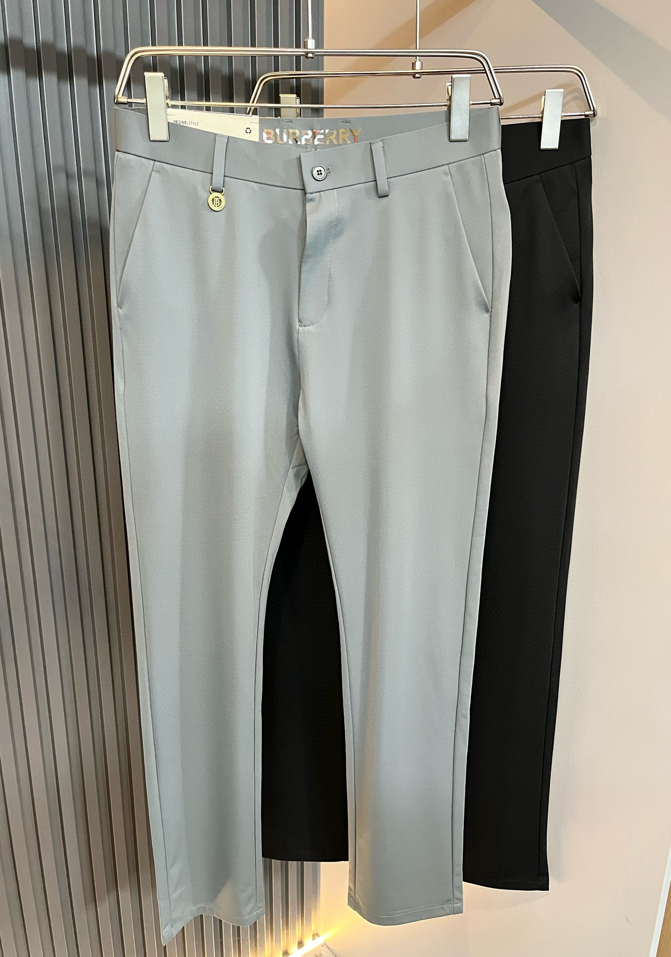NO:155164,BURBER*Y Ba*li Spring and summer men's casual trousers, classic basic men's small straight-leg pants, simple solid color and versatile hardware logo accessories, classic inner British style strips wrapped around the edge, obvious iconic, a must-have for wardrobe, on sale in the counter, full quality foreign trade order. It has a strong British style. It has long been synonymous with luxury, quality, innovation and eternal classics. Its windbreaker is famous all over the world as a brand logo. It has a traditional British design style, unique fabrics, generous and elegant. The drastic transformation design forms a continuous totem print, and the simple font replaces the classic knight logo, completely subverting the original style. The counter model show series is very fashionable, a simple, refreshing, fashionable and versatile casual style, all super stylish, and it is also the most eye-catching dark horse this season, and it is also the most appropriate color, size 30-40  37 39, burberry,alexander wang19860909BURBER*Y巴*莉 春夏男士休闲西裤,男士经典基础款小直筒裤 简洁纯色百搭款五金logo辅料配合 经典内里英伦风条包边,标志性明显,衣橱必备,专柜在售,全品相外贸订单.是具有浓厚英伦风格.长久以来成为奢华、品质、创新以及永恒经典的代名词,旗下的风衣作为品牌标识享誉全球.带有一股英国传统的设计风格,独特的布料、大方优雅为主.大刀阔斧的转型设计,组成连续图腾印花,简约的字体取代了经典的骑士标志,彻头彻尾地颠覆了原始风格. 专柜模特走秀系列,非常时尚一款简单清爽时尚百搭休闲款,都超级有型,更是本季让人眼前一亮的黑马,也是最应景的色彩,尺码30-40 37 39,,burberry,alexander wang,Men's clothing
