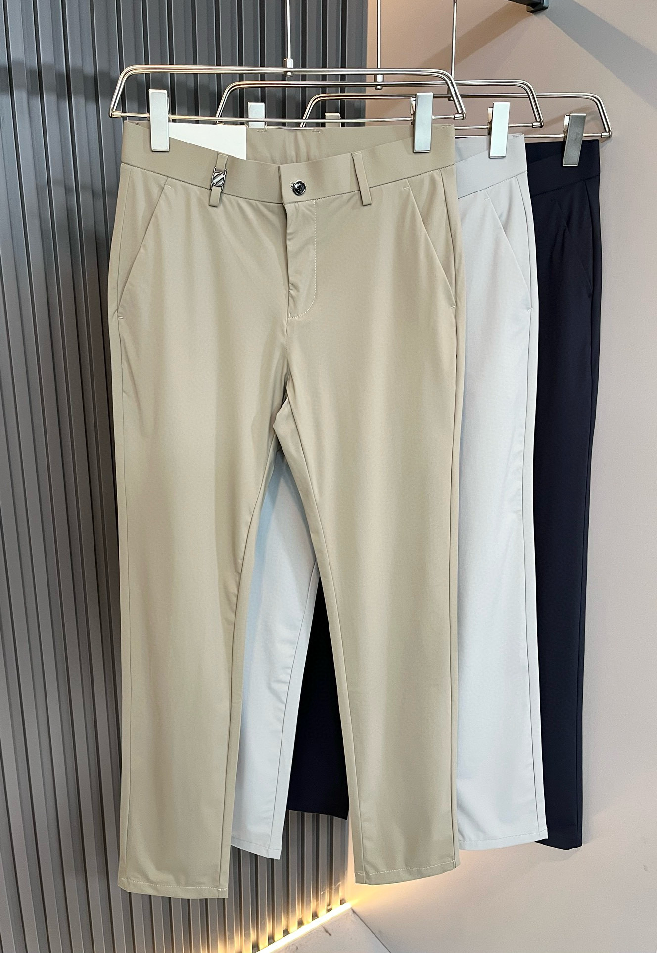 NO:155159,Ermenegildo Zeg*aJia New spring and summer men's casual trousers, the finale of the channel goods have appeared!  !  Sold simultaneously at the counter!  It is no exaggeration to say that this trouser is made from the original OEM channel, not a bragging original OEM, but is a product from the domestic ready-to-wear OEM factory officially authorized by Jenia!  Therefore, the ratio of quantity and size is extremely short, so you can earn it if you grab it!  The best pants in spring and summer are officially unveiled!  !  !  !  !  !  Zegna's things have always been one of the only essential outfits for successful business people!  Not everyone can easily surpass the brand's high-end style and its own strong aura. No matter which season the style is, it is a standard temperament!  However, the fabric style is between business and casual and daily wear, and customizes original hardware logo accessories!  Only Jenya, who can design a pair of trousers so well-suited to the public, is the only one who focuses on men's clothing, business and casualness!  Whether you wear this style in a casual occasion or in a business occasion, you must wear it well and be able to wear it to your own taste!  Pants that give yourself unlimited points!  Size 30-4037 39, zegna,alexander wang19860909Ermenegildo Zeg*a杰*亚 春夏新款男士休闲西裤,压轴的渠道货出现了！！柜台同步销售！ 毫不夸张的说,此款裤装是原厂代工渠道的货,并不是吹牛的原厂代工,完全是由杰尼亚官方授权的国内成衣代工厂出来的产品！所以数量跟尺码配比都极度紧缺,抢到就是赚到！春夏最好的裤装正式揭幕！！！！！！Zegna的东西,从来都是成功商务人士的专属必备行头之一！品牌高级的格调以及自带强大的气场并不是所有人都能轻易凌驾的.无论哪季的款式都是都是气质标配！但是面料版型又介乎于商务休闲跟日常穿着之间,定制原版五金logo辅料配件！能将一款裤装设计到如此贴合大众穿着,也就只有专注于男装商务休闲的杰尼亚了！不论您是休闲场合穿搭,或者商务场合此款都能搭配的恰到好处要穿,就必须穿好的,能穿出属于自己品味的！给自己无限加分的裤子！尺码30-4037 39,,zegna,alexander wang,Men's clothing