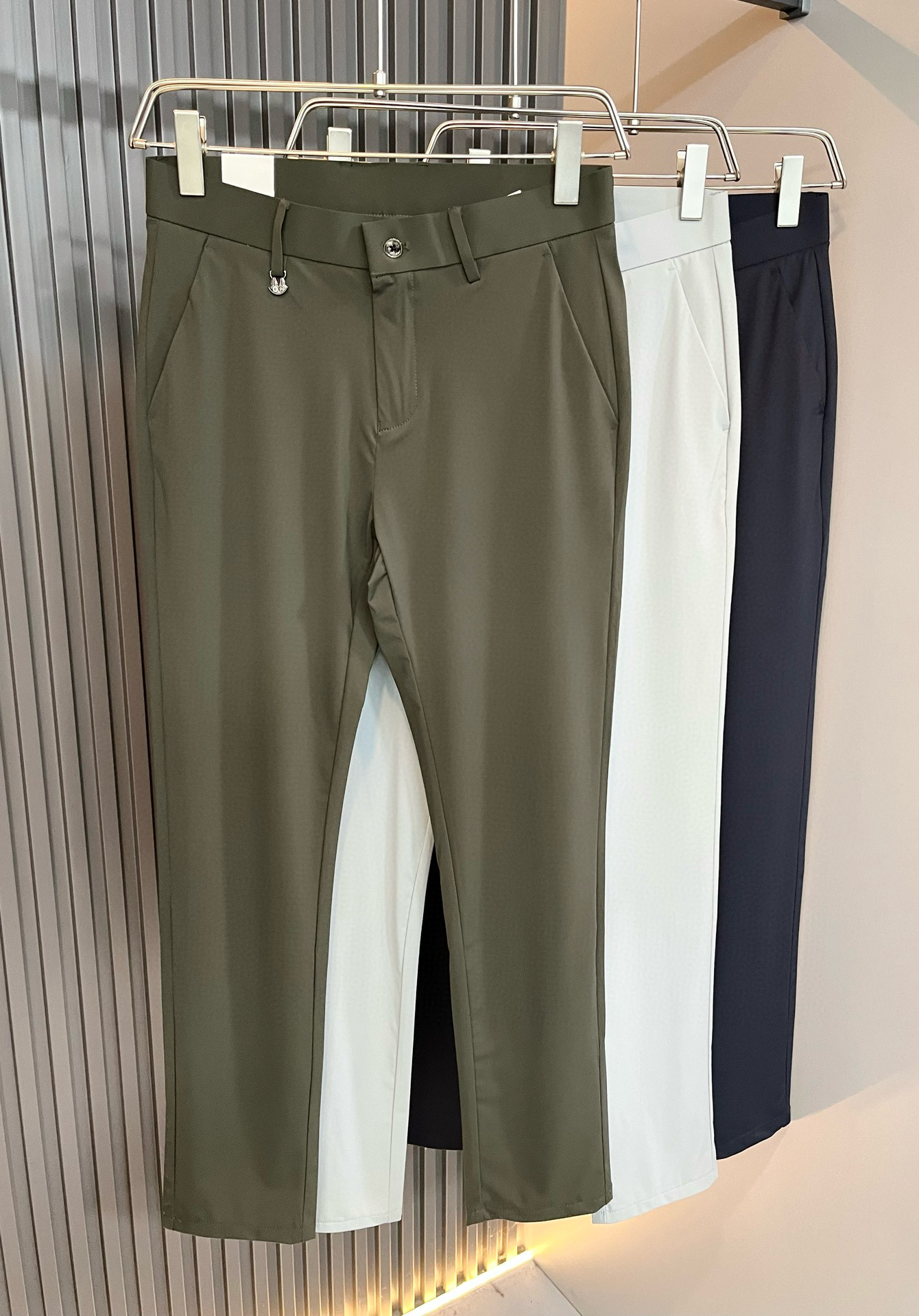 NO:155173,Moncl*rMon*kou Spring and Summer Latest Trade Order Casual Trousers!  Full quality!  !  Original logo hardware accessories design!  Customized exclusive stretch spandex fabric cut!  The upper body is comfortable and breathable, not stiff, and the overall three-dimensional feeling is rich and the quality is exported to meet the simple needs of commuters for dress. The upper body is very effective, it looks slim and does not picky about the figure. The fabric workmanship is impeccable. Only good craftsmanship can make you look good and tasteful. It is a must-have item for everyone!  Size 30-40 37 39,,christian louboutin,alexander wang19860909Moncl*r蒙*口春夏最新的贸易订单休闲西裤！全品相！！原版logo五金辅料配件设计！定制专属弹力氨纶面料剪裁！上身舒适透气,不僵硬,整体有着丰富的立体感,品质出口订单,满足通勤人们对于着装的简约需求,上身效果很好,显瘦,不挑剔身材.面料做工....无可挑剔,好工艺好面料才能穿出好品味一款,人手必备单品！尺码30-40 37 39,,christian louboutin,alexander wang,Men's clothing