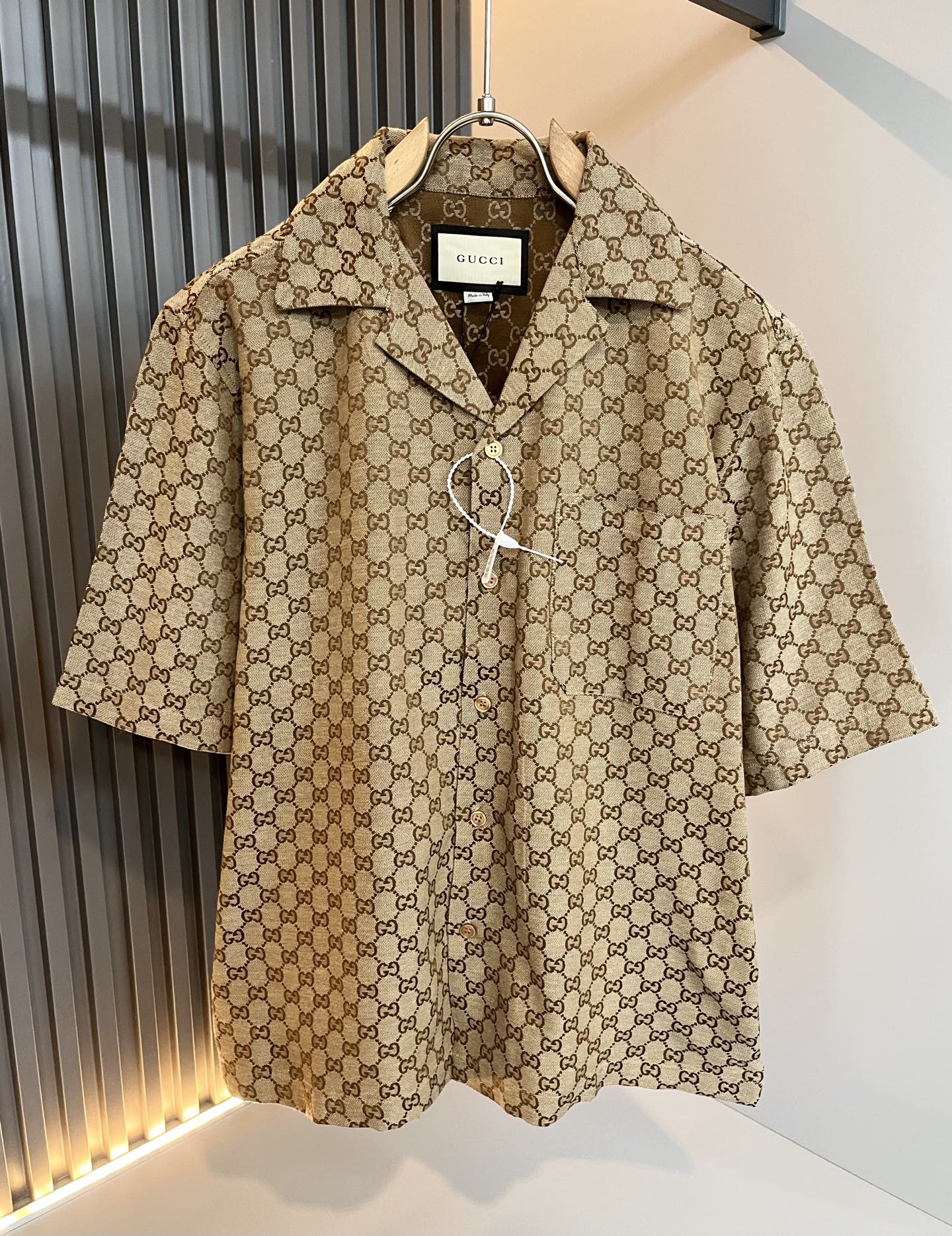 NO:162199,Gucc* Gujia 2025 Spring and Summer latest styles for men and women, same style for men and women!  Trading companies have sparse channels and are released on the official website at the same time!  New fashion elements design!  Panoramic logo design!  Injecting full vitality into the new series, this imported wash cotton fabric is carefully selected for customers. The fabric feels skin-friendly and soft and delicate, and has an extremely comfortable and breathable wearing experience. The whole item is very eye-catching and fashionable, and is deeply loved by young people today!  The loose round neck cut is a neutral style regardless of age and gender, suitable for matching all the styles and looks you need in your daily life!  It is recommended to wear couple outfits to go out on the street to make it more pleasing to the eye!  Size: S-XL, gucci, gucci, alexander wang19860909Gucc*古家 2025春夏最新款男女同款牛仔套装,男女同款！贸易公司渠道稀出,同步官网发售 ！ 新时尚元素设计！全景标识logo设计！为全新系列注入满满活力,这款用心甄选客供进口洗水棉面料制成,面料手感亲肤柔软细腻,拥有着无比舒适透气性的穿着体验,整件单品极具吸睛度与时尚感,深受当下年轻人的喜爱！基础宽松的圆领版型裁剪,不分年龄与性别的中性款式,适合搭配你日常所需的所有风格与造型！建议搭配情侣装出街会更为养眼出色！尺码:S-XL,,gucci,gucci,alexander wang,Men's clothing