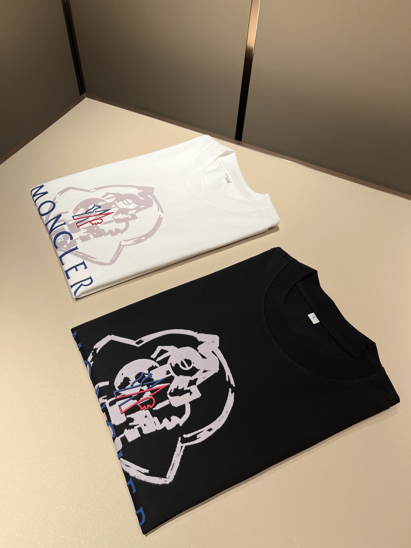 NO:431547,Moncler Mengjia 2025 Spring and Summer Men and Women's Same Style Couple Style Latest Trade Order Short-Sleeve T-shirt, Full Quality!  !  Internet celebrity style!  Use logo pattern printed glue design!  The upper body is comfortable and breathable, not stiff, and the overall three-dimensional feeling is rich. Quality export orders, customized exclusive pure cotton fabric tailoring to meet the simple needs of commuters for dressing. The upper body is very effective, slim and not picky about the figure. The fabric workmanship... Improper, only good craftsmanship can make you feel good and tasteful. A must-have item for everyone!  Size M-4XL, T-shirt,tees,t-shirt,alexander wang19860909Moncler蒙家 2025春夏男女同款情侣款最新的贸易订单短袖T恤,全品相！！网红款！采用logo图案印花压胶设计！上身舒适透气,不僵硬,整体有着丰富的立体感,品质出口订单,定制专属纯棉面料剪裁,满足通勤人们对于着装的简约需求,上身效果很好,显瘦,不挑剔身材.面料做工....无可挑剔,好工艺好面料才能穿出好品味一款,人手必备单品！尺码M-4XL,,T-shirt,tees，t-shirt,alexander wang,Men's clothing