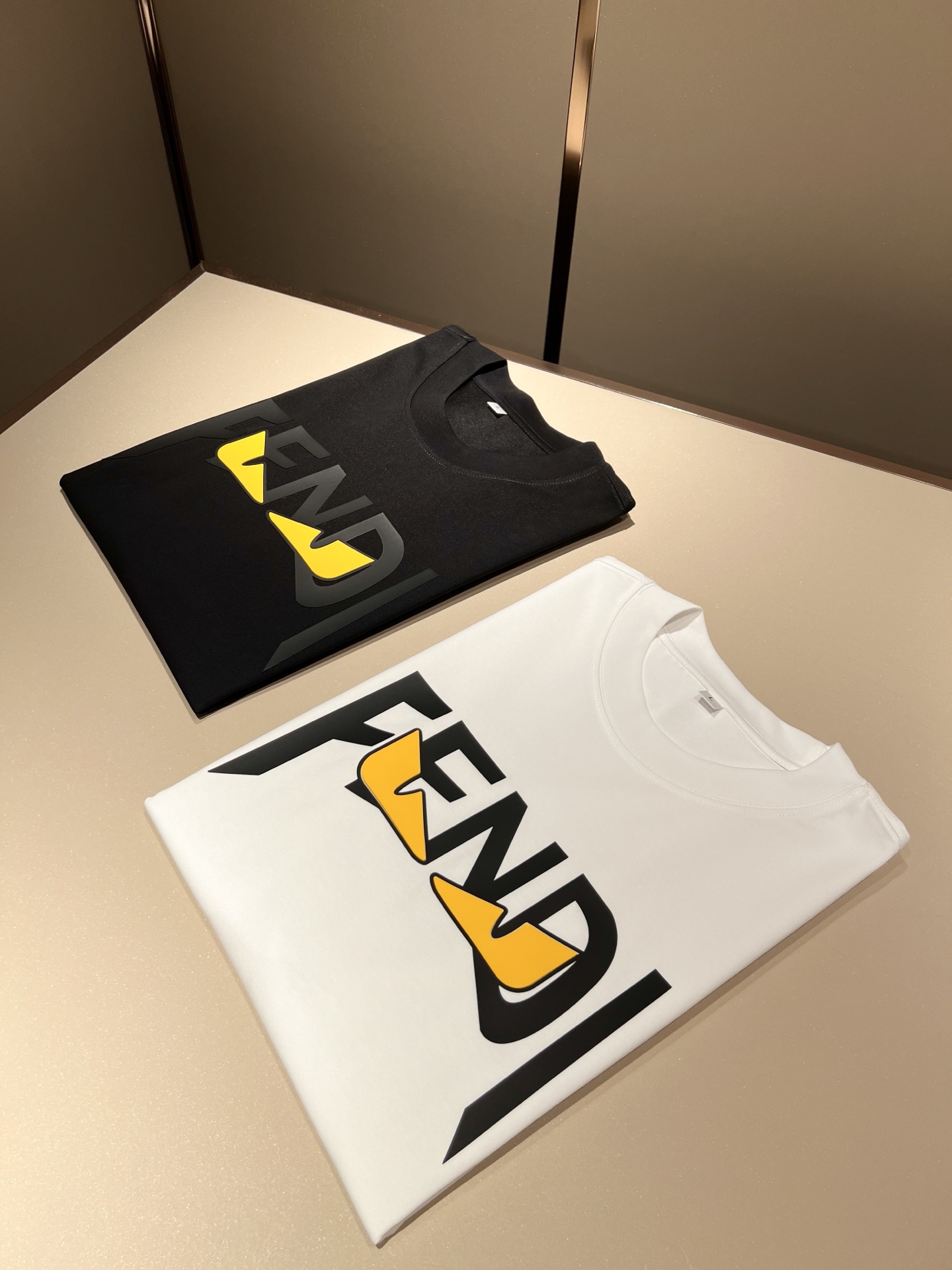 NO:433078,FEN*I FEN*Di's new spring and summer 2025 FD family FF men and women base shirt, versatile and simple short sleeves for men and women. Original Italian orders, popular FD family items, simple and pure colors. The FD family's enduring iconic products, high-quality products with full representation and full specifications, and high-quality products that all FD fans are worth buying!  Pure Yidian channel orders, high-end and popular products from the FD family, very popular items at the moment, and iconic letter logo pattern glue-on modification!  High-end goods worth keeping and giving away to others!  It is trendy and beautiful, with a full sense of trendy atmosphere, and has a very high level and specifications. It uses a very classic black and white color combination, giving people a strong visual impact and has a very high recognition. It is top-quality exclusive pure cotton fabric, created with a soft, delicate and comfortable touch, and has a very high-end and classy appearance!  Perfectly interprets the charm of the brand and leaves a deep impression. It is more fashionable and charming. It has simple, elegant and fashionable upper body, and is even more stressful for outfits!  The inner wear alone is very delicious and beautiful scenery that cannot be ignored!  Size M-4XL, fendi,dior,T-shirt,alexander wang19860909FEN*I 芬*迪2025春夏新款FD家族FF男女同款打底衫,男女同款百搭极简短袖.意大利原厂订单,FD家族人气单品,简约纯色系打造.FD家族经久不衰的标志性臻品,代表性十足,规格感十足的精品,所有FD粉丝都值得抢购的精品！纯正意代渠道订单,FD家族的高奢人气爆款产物,当下十分火爆的单品,标志性字母logo图案压胶修饰！值得自留和送人的高端货！新潮又好看,潮流气息感十足,档次规格感极高,并且采用十分经典的的黑白双色搭配,给人的视觉冲击感相当强烈,有着极高的辨识度,顶级专属纯棉面料,打造,触感柔软细腻舒适,品相相当高级有档次！完美诠释品牌魅力,给人留下深刻印象.更具时尚与韵味,上身简约大方时尚,对于穿搭更是毫无压力！单穿内搭都极有味道,不可忽视的靓丽风景线！ 尺码M-4XL,,fendi,dior,T-shirt,alexander wang,Men's clothing