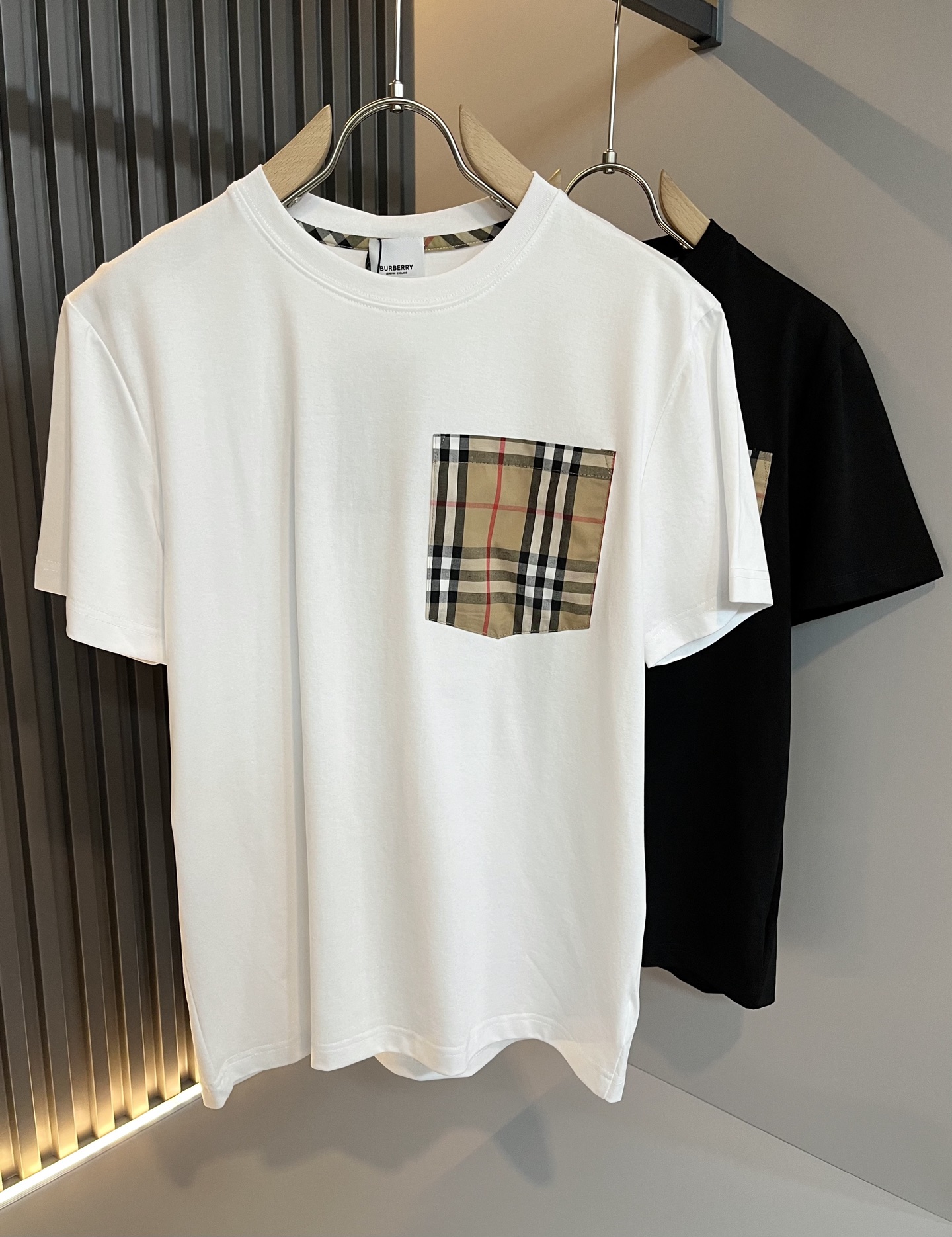 NO:159600,BURBER*Y Ba*li's new spring and summer 2025 short-sleeved T-shirt for men and women, is coming, and is made of a popular environmentally friendly pure cotton fabric recently. It is a high-end outdoor sports and leisure series, which is very popular in sports!  BUR's latest special material, logo pattern lattice splicing design!  Fabric is also called memory cloth, which refers to fabrics with morphological memory functions. It can be said that it is not a level of existence at all. Whether it is material, detail restoration and craftsmanship, you are not afraid of any challenges. Just to contribute wonderful products to everyone. As always, it is consistent. A style that implements the core concept of BUR will be closely tied to fashion, always maintaining perfection, a simple but not simple design style perfectly meets the outfit you need in daily life. Size: S-2XL., burberry, T-shirt, tees, t-shirt, alexander wang19860909BURBER*Y巴*莉2025春夏新品男女同款短袖T恤,重磅来袭,最近比较火热的环保纯棉面料制作而成,高端户外运动休闲系列,非常火热运动风潮！BUR最新研发的特殊材质,标志logo图案格子拼接设计！面料也叫记忆布,是指具有形态记忆功能的面料,秒杀市面上一切版本,只能说根本就不是一个级别的存在,不管是材质还是细节还原度以及工艺制作方面,不惧任何挑战,只为给大家奉献绝妙产物一如既往,始终如一,贯彻了BUR核心理念的一个款式将与时尚紧紧的捆绑在一起,时刻保持完美,简约而不简单的的设计风格,完美的满足了你日常所需要的穿搭.尺码:S-2XL.,,burberry,T-shirt,tees，t-shirt,alexander wang,Men's clothing