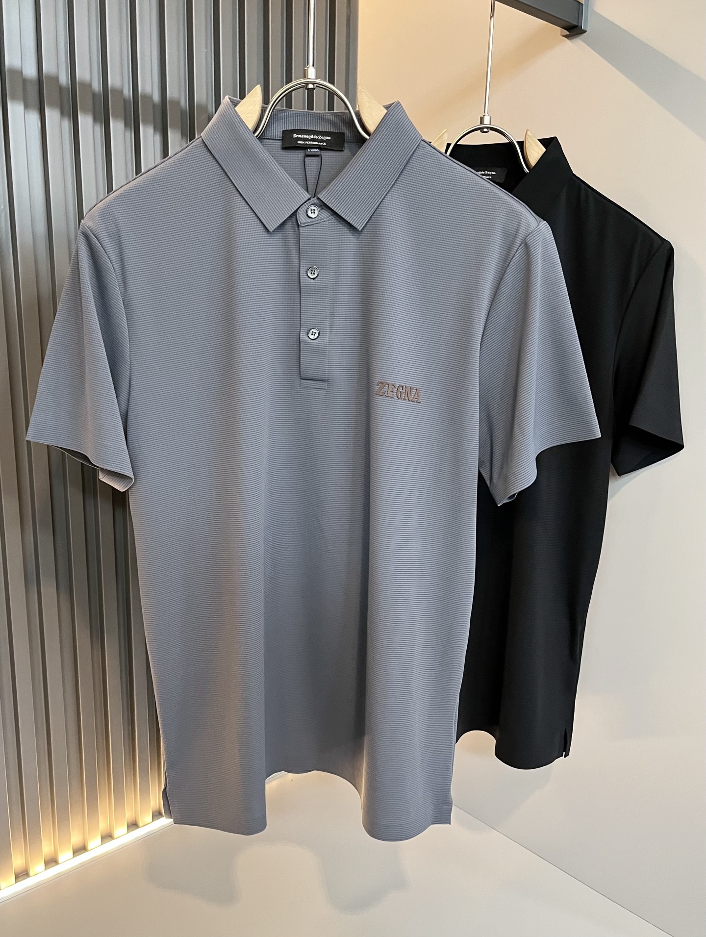 NO:159606,Ermenegildo Zeg*aJia 2025 spring and summer new products for men's casual Polo short-sleeved, foreign trade company order!  It is one of the classic exclusive fabrics of Zenia!  Chest glue-press logo pattern design!  Customized original stretch spandex fabric!  The touch is soft and delicate, but the shape is straight and stylish!  Extremely luxurious details... Perfectly interpret high-quality quality. Size M-3XL, zegna, T-shirt, alexander wang19860909Ermenegildo Zeg*a杰*亚 2025春夏新品男士休闲Polo短袖,外贸公司订单！是杰尼亚经典的专有织物之一！ 胸前压胶logo图案设计！定制原版弹力氨纶面料！触感又柔软细腻、但型态又笔挺有型！ 细节奢华极致… 完美演绎高品质品相.尺码M-3XL,,zegna,T-shirt,alexander wang,Men's clothing