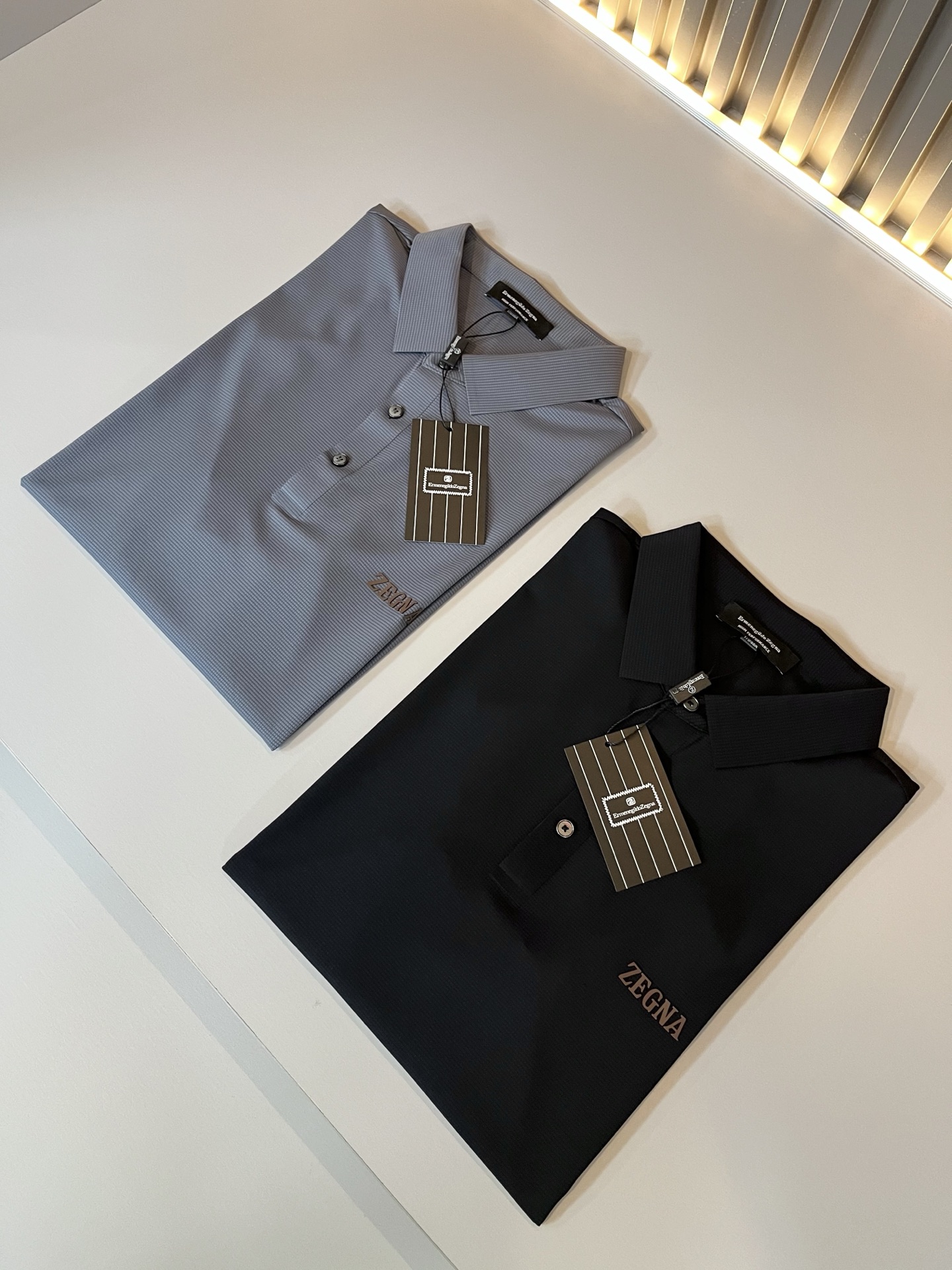 NO:507626,Ermenegildo Zeg*aJia 2025 spring and summer new products for men's casual Polo short-sleeved, foreign trade company order!  It is one of the classic exclusive fabrics of Zenia!  Chest glue-press logo pattern design!  Customized original stretch spandex fabric!  The touch is soft and delicate, but the shape is straight and stylish!  Extremely luxurious details... Perfectly interpret high-quality quality. Size M-3XL, zegna, T-shirt, alexander wang19860909Ermenegildo Zeg*a杰*亚 2025春夏新品男士休闲Polo短袖,外贸公司订单！是杰尼亚经典的专有织物之一！ 胸前压胶logo图案设计！定制原版弹力氨纶面料！触感又柔软细腻、但型态又笔挺有型！ 细节奢华极致… 完美演绎高品质品相.尺码M-3XL,,zegna,T-shirt,alexander wang,Men's clothing